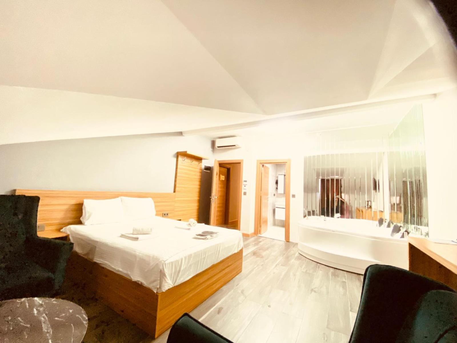 Deluxe Suite with Spa Bath - Photo 3