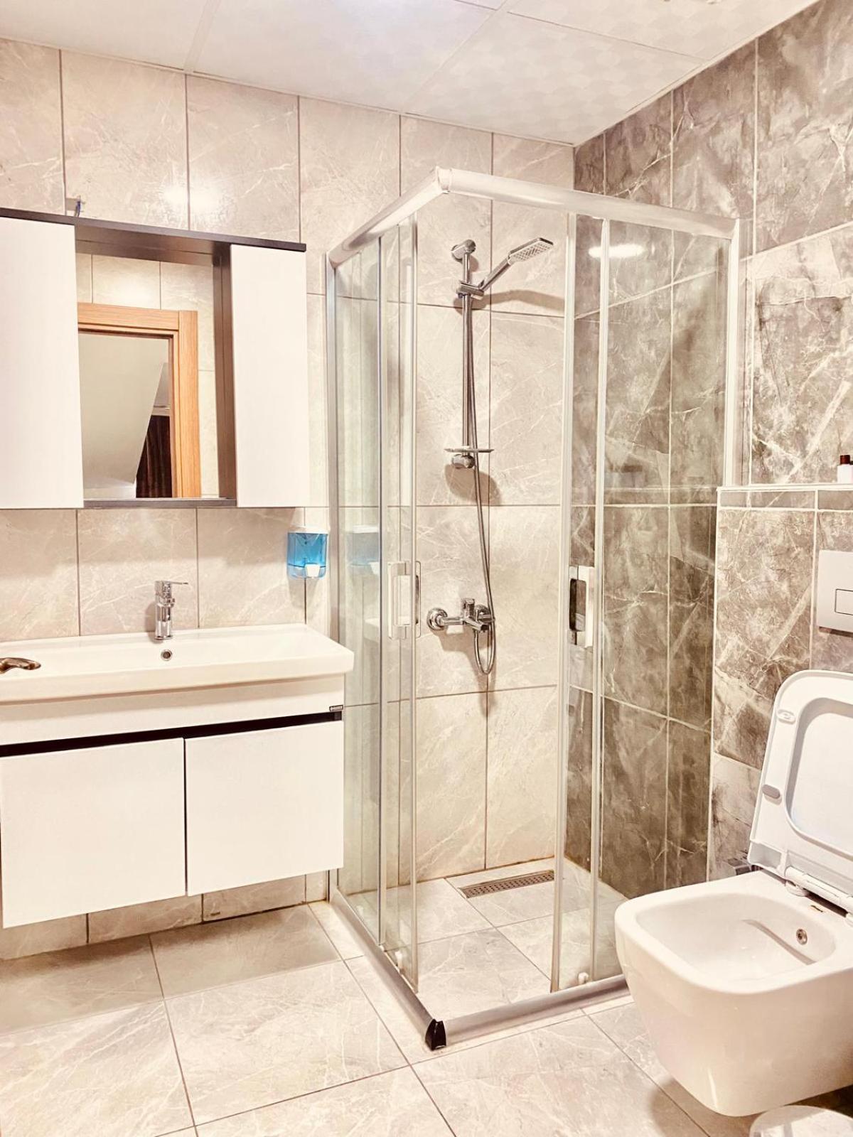 Deluxe Suite with Spa Bath - Photo 2