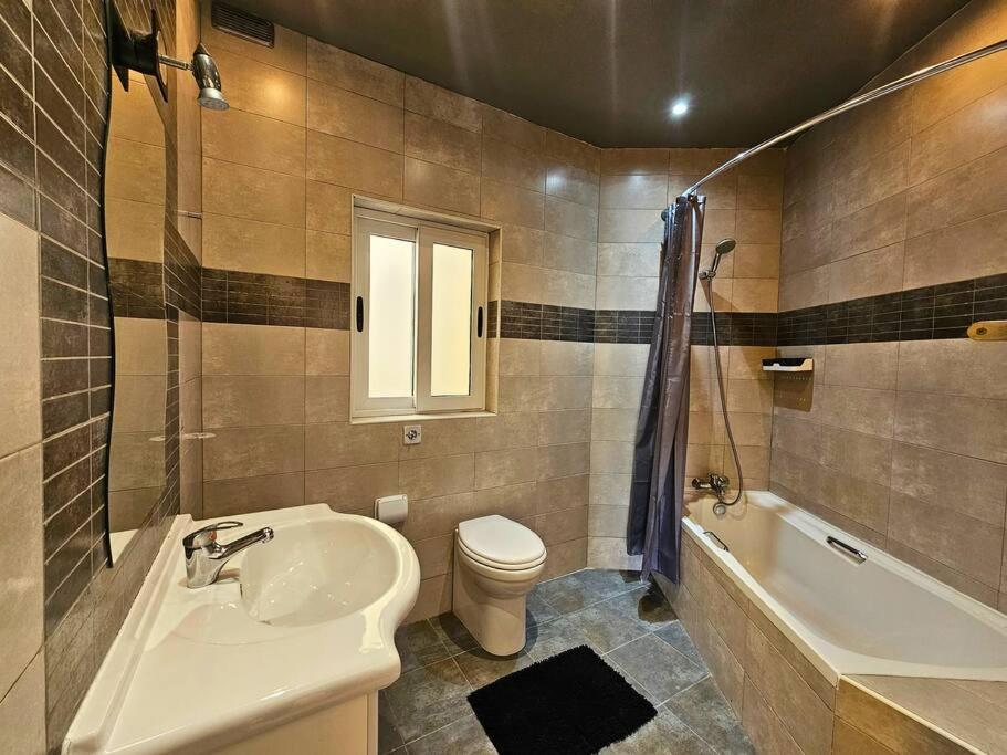 Two-Bedroom Deluxe Apartment photo 2