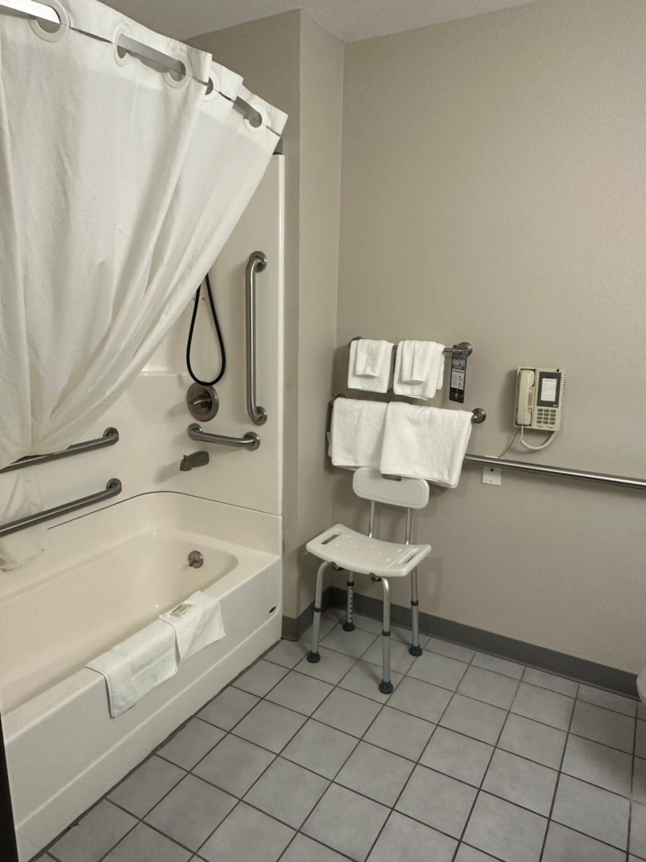 Queen Room - Mobility Access/Non-Smoking - Photo 2