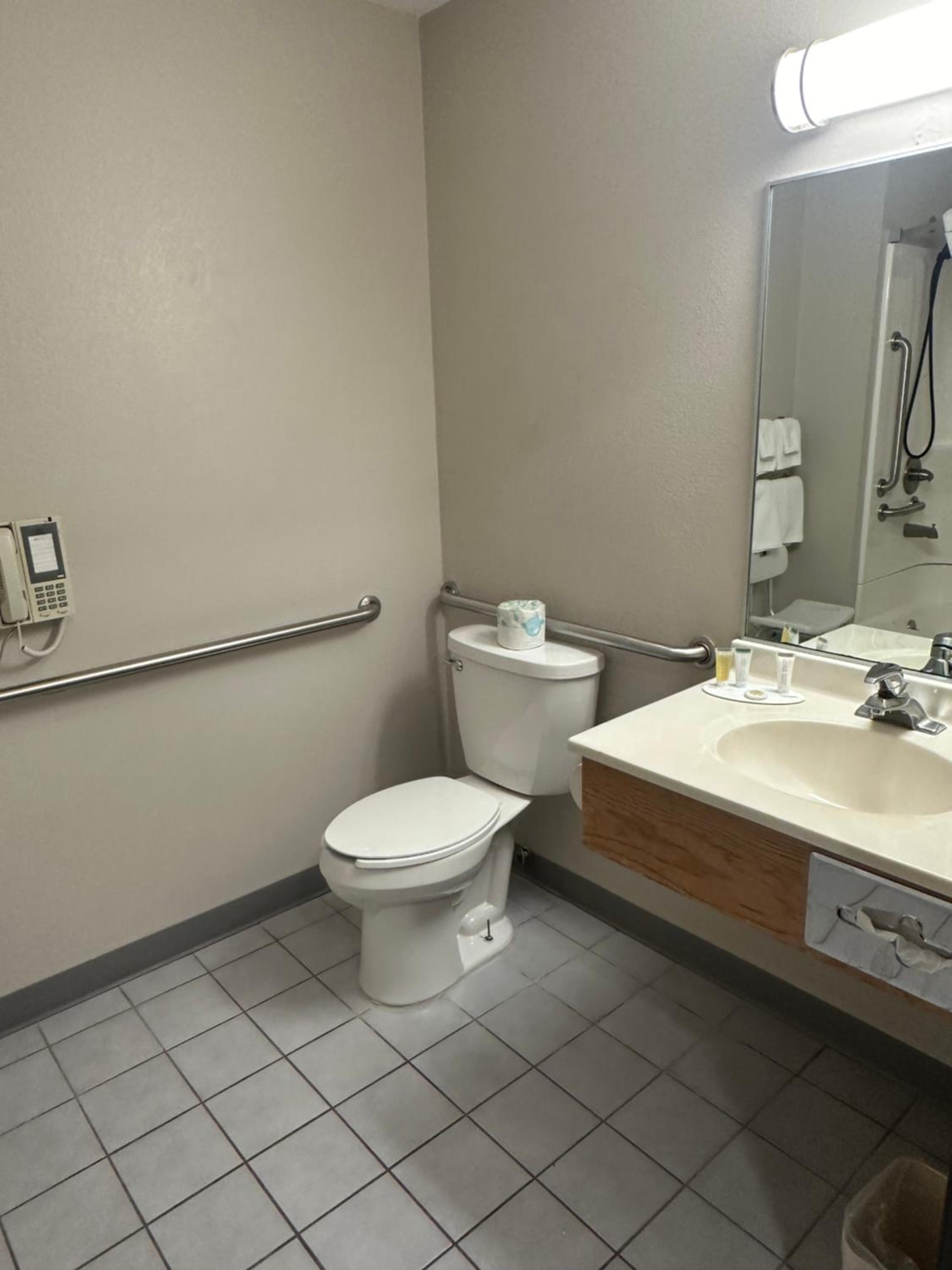 Queen Room - Mobility Access/Non-Smoking - Photo 3