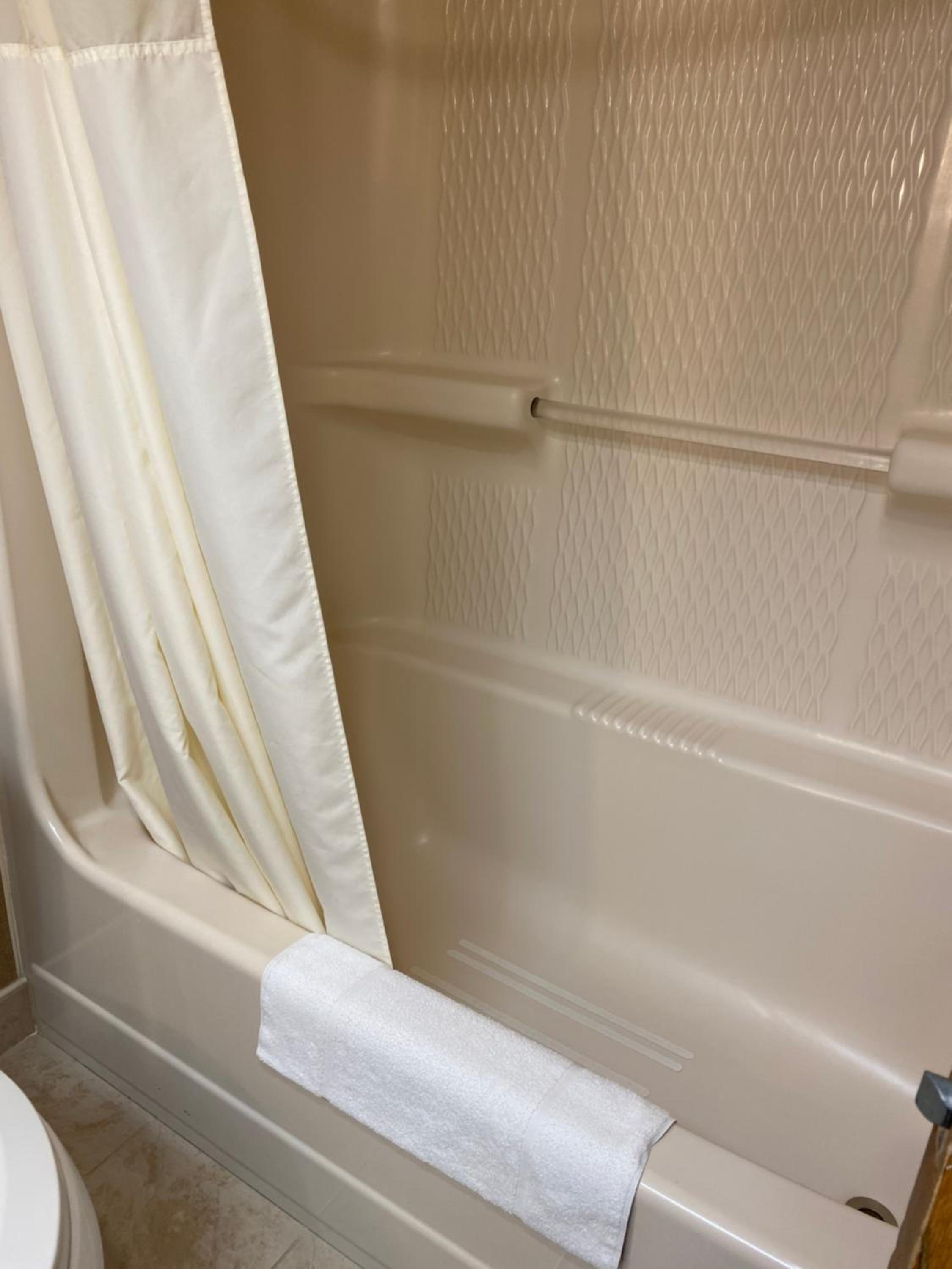 Queen Room With Two Queen Beds - Non-Smoking photo 2