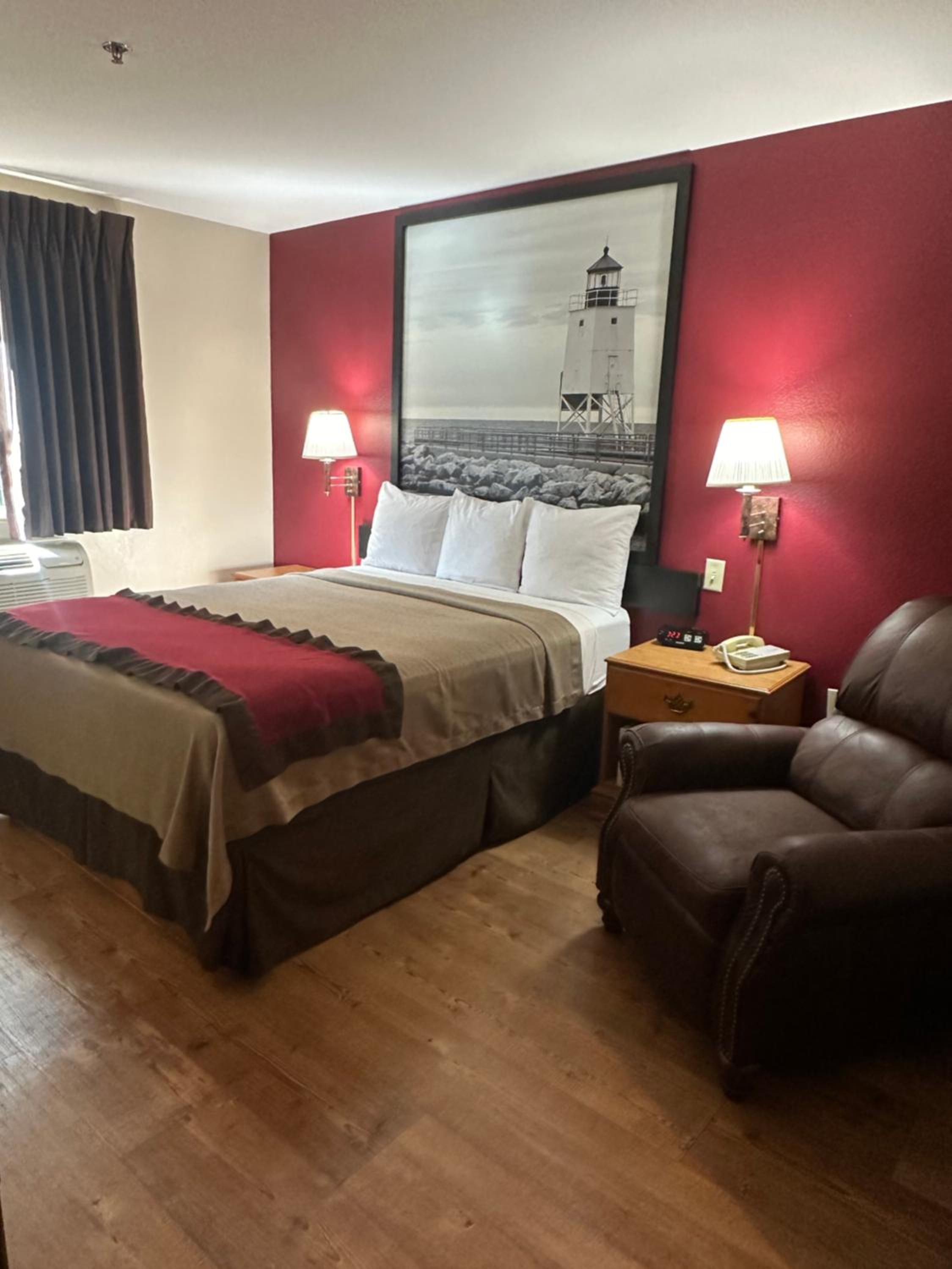 Queen Room - Dog-Friendly/Mobility Accessible/Non-Smoking - Photo 1