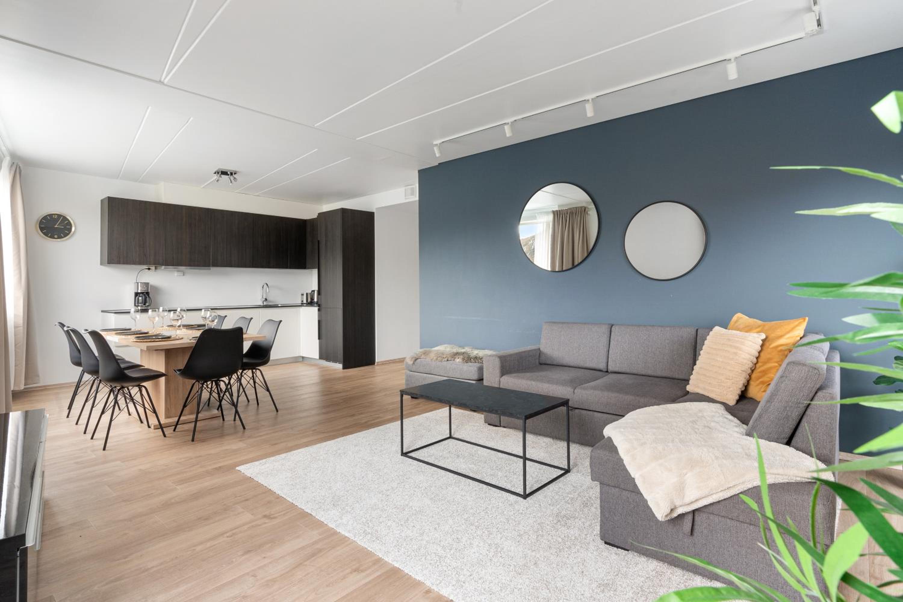 3-Bedroom Apartment with 2 Bathrooms with Sea View photo 2