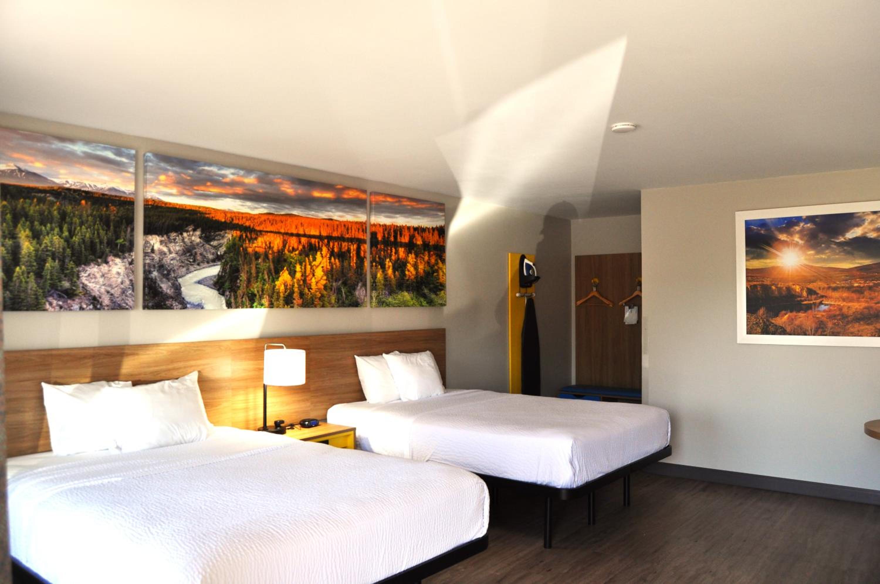 Deluxe Queen Room with Two Queen Beds - Non-Smoking - Photo 4
