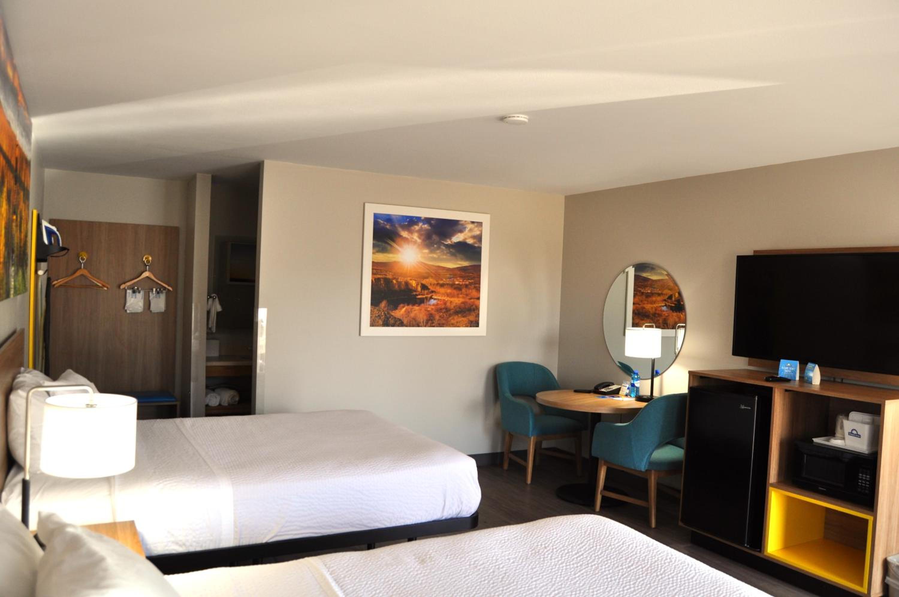 Deluxe Queen Room with Two Queen Beds - Non-Smoking - Photo 1