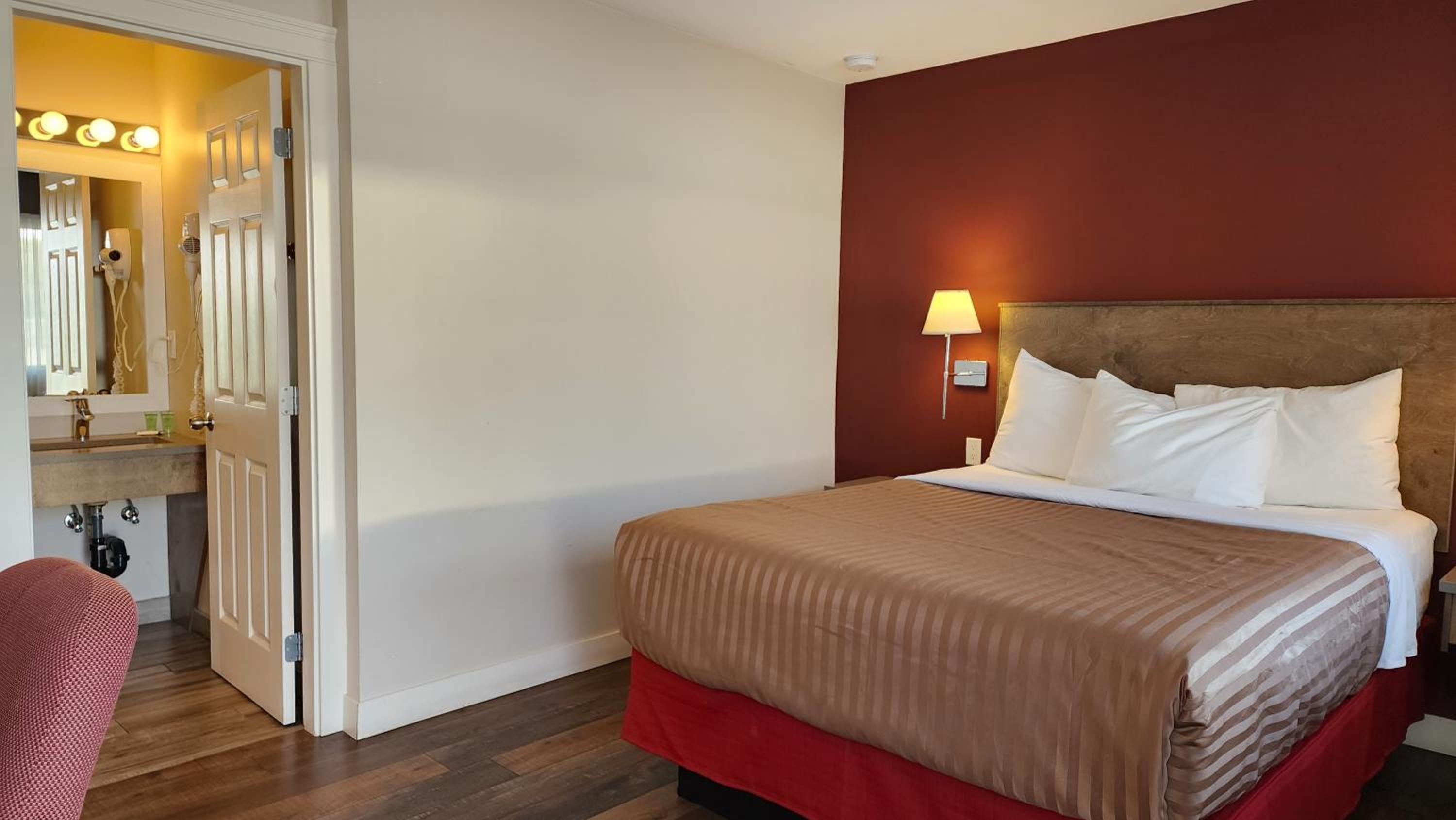 Queen Room photo 3