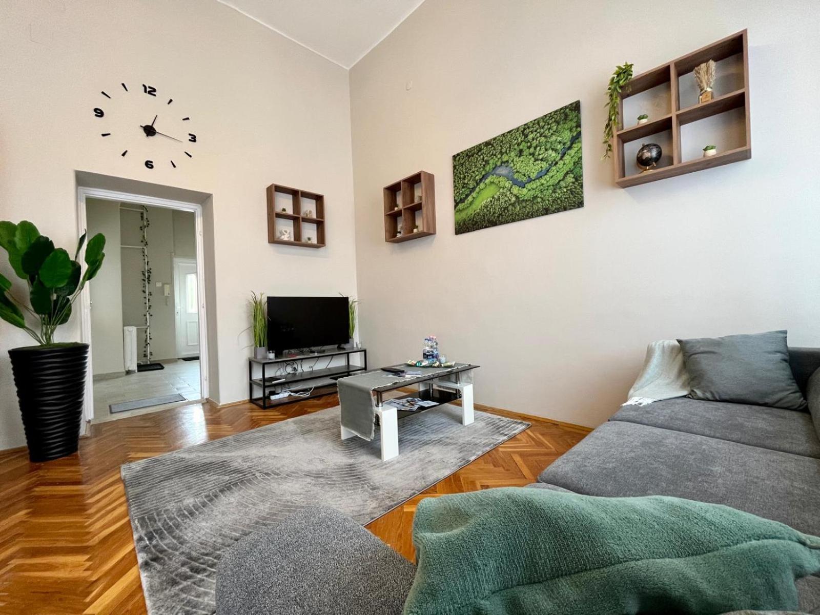 One-Bedroom Apartment photo 1