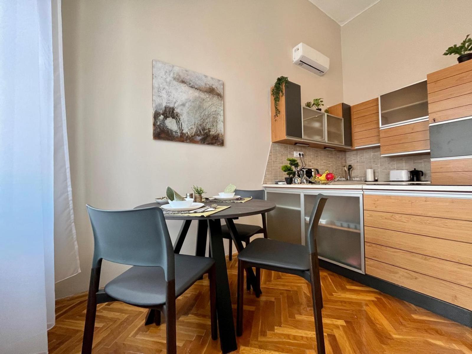 One-Bedroom Apartment photo 2
