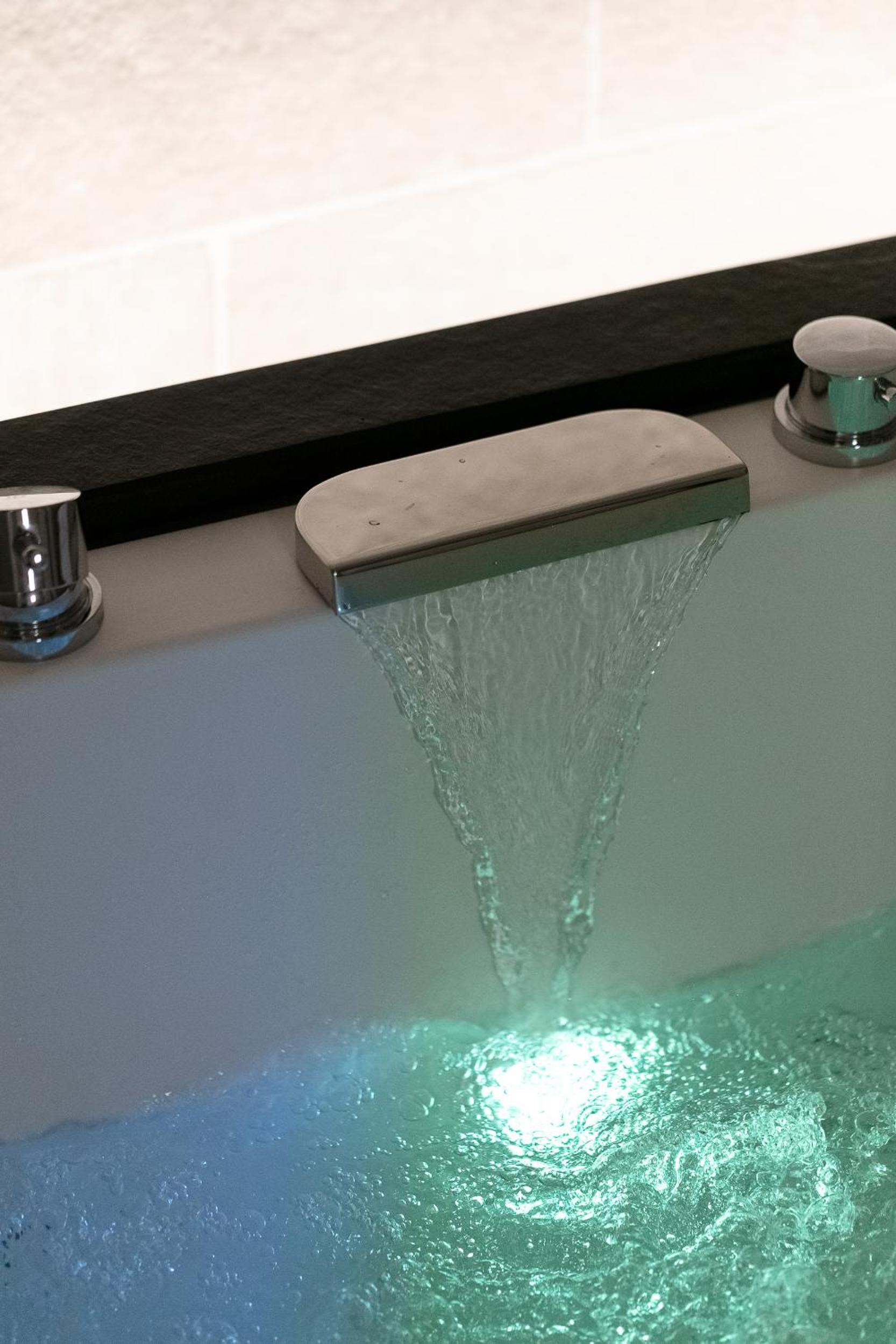 Queen Room with Spa Bath photo 3