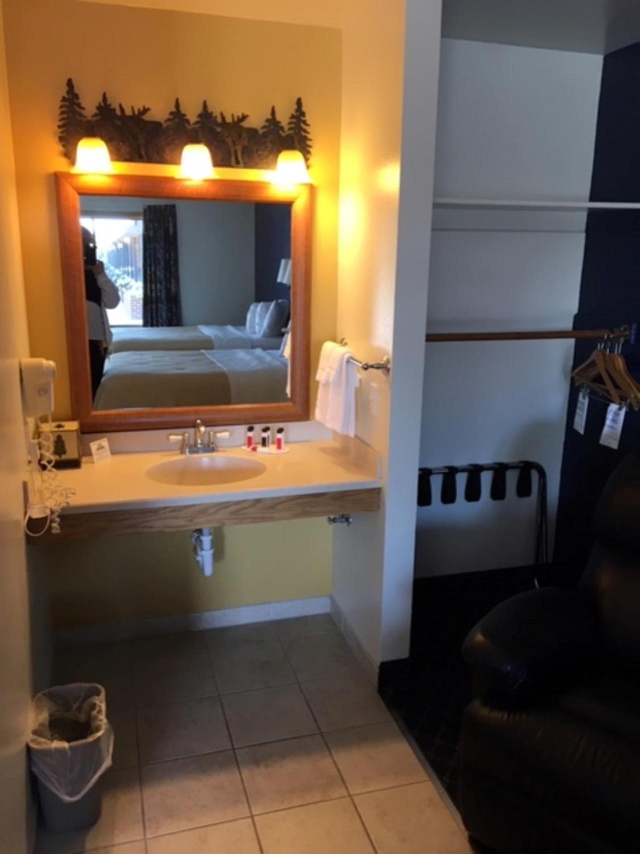 Queen Room with Two Queen Beds and Bath Tub - Mobility Accessible/Non-Smoking photo 3