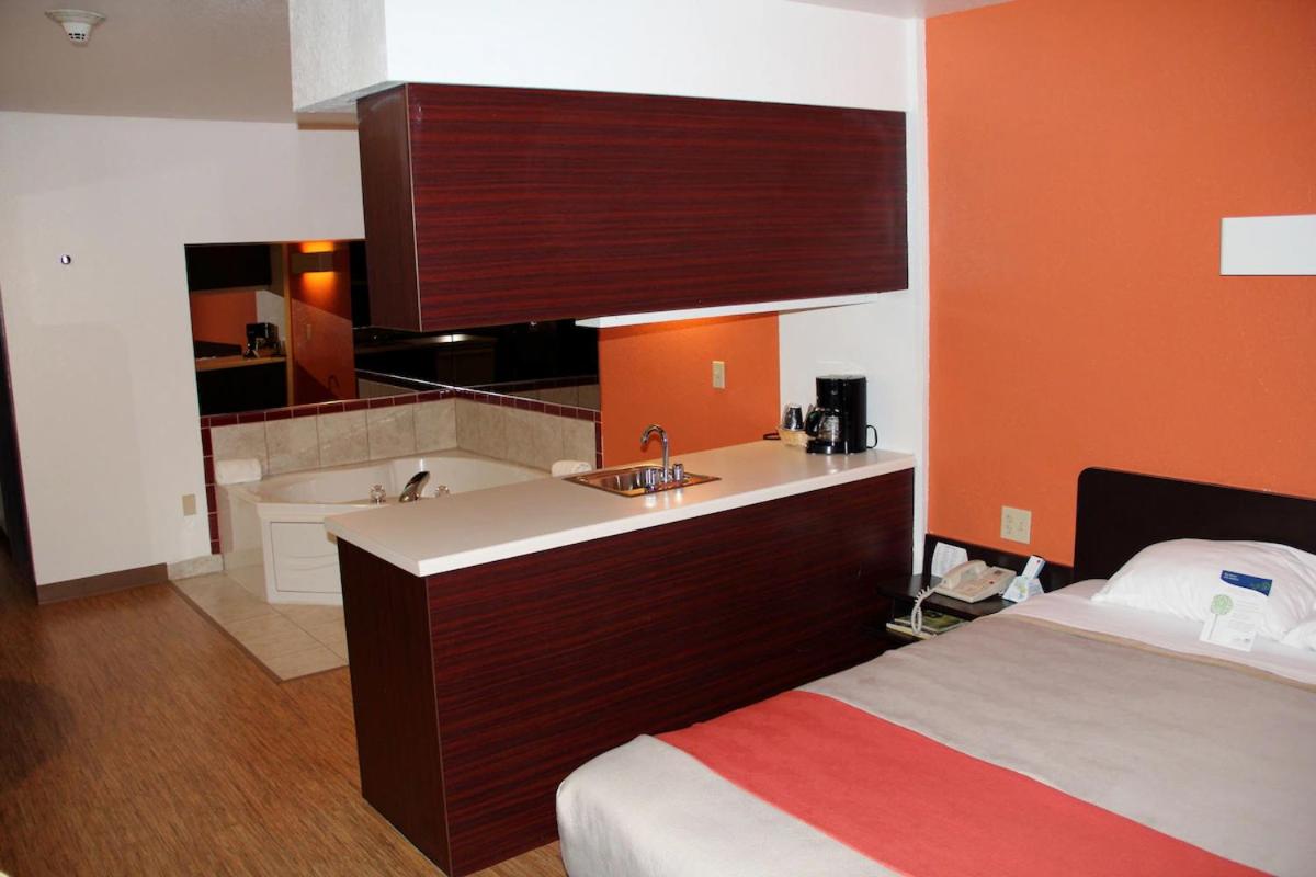 Queen Suite with Spa Bath - Non-Smoking - Photo 5