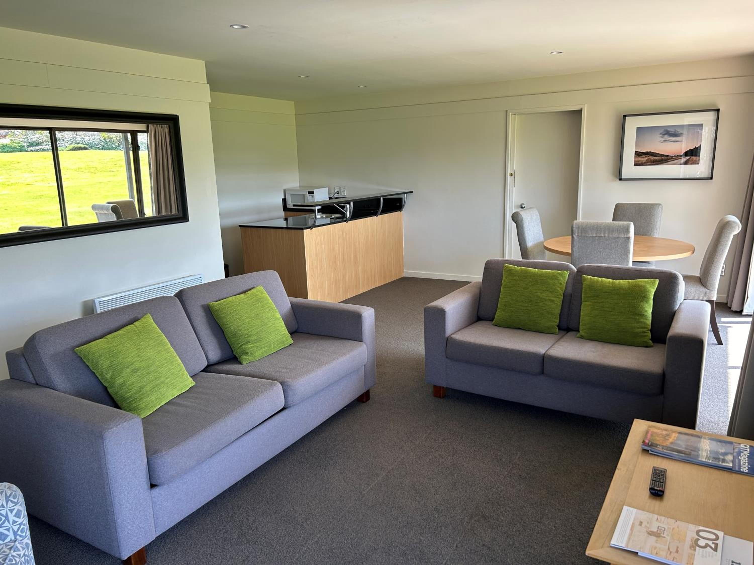 Suite - Photo 1