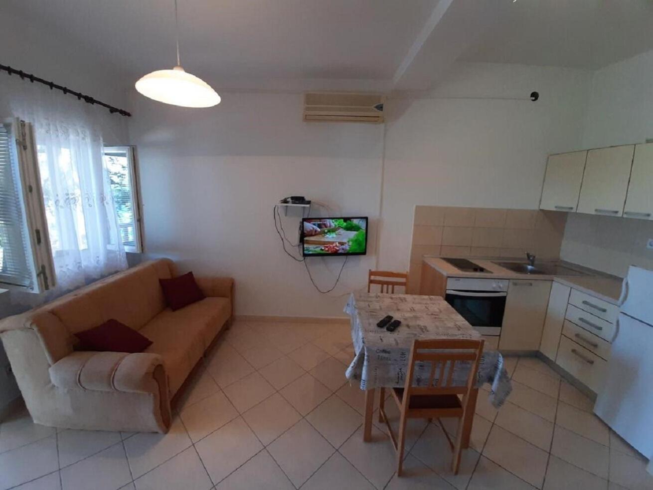 One-Bedroom Apartment with Terrace photo 3