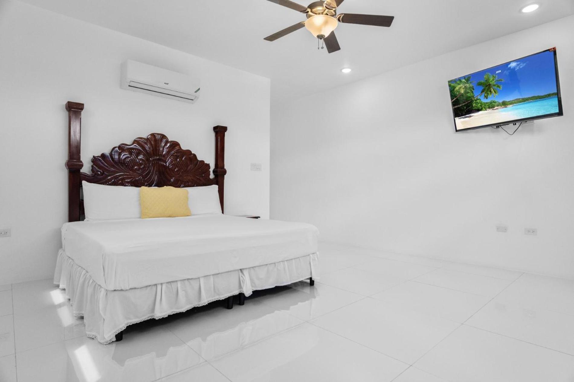 Five-Bedroom Villa photo 2