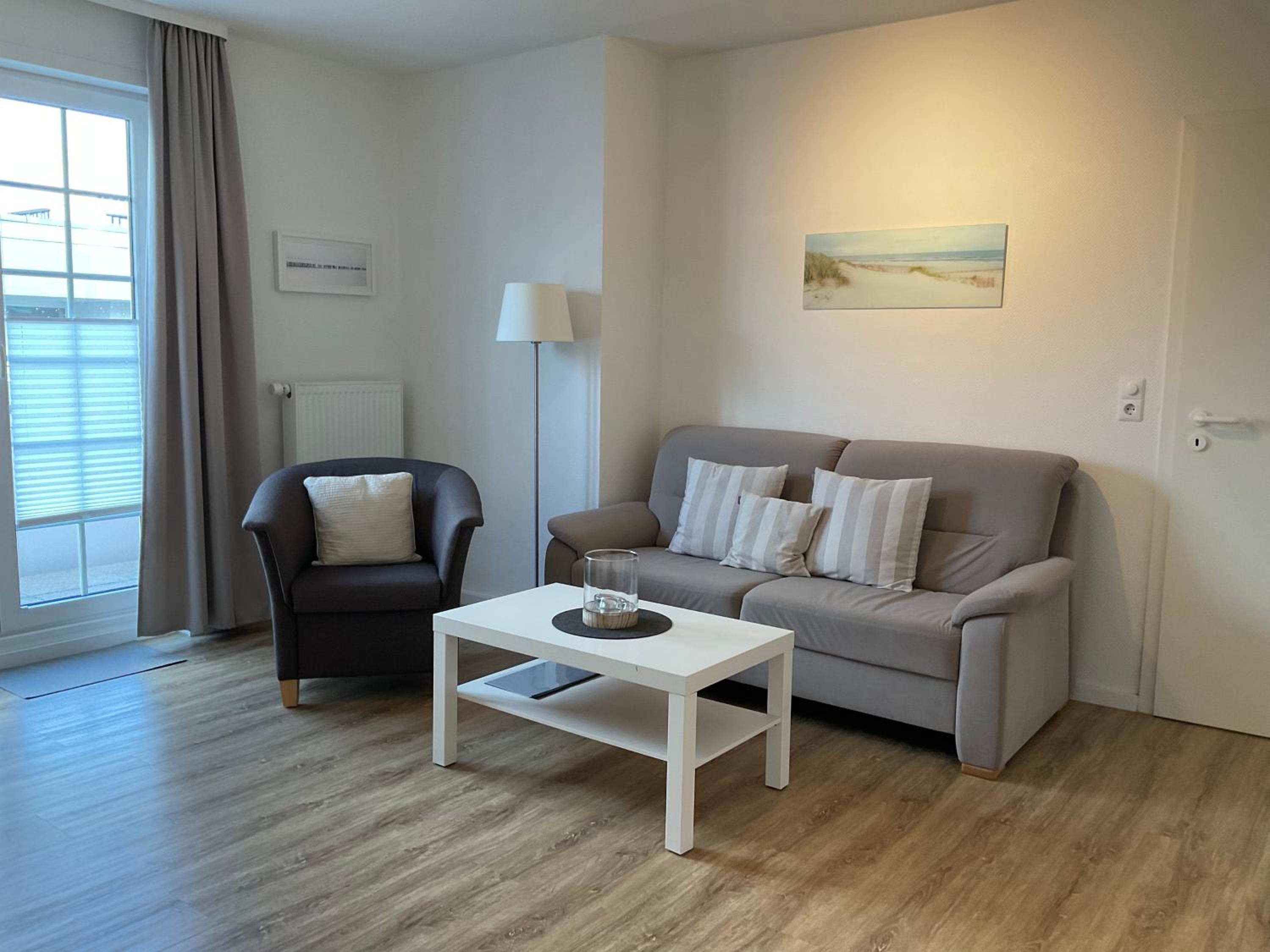 Apartment with Balcony photo 2