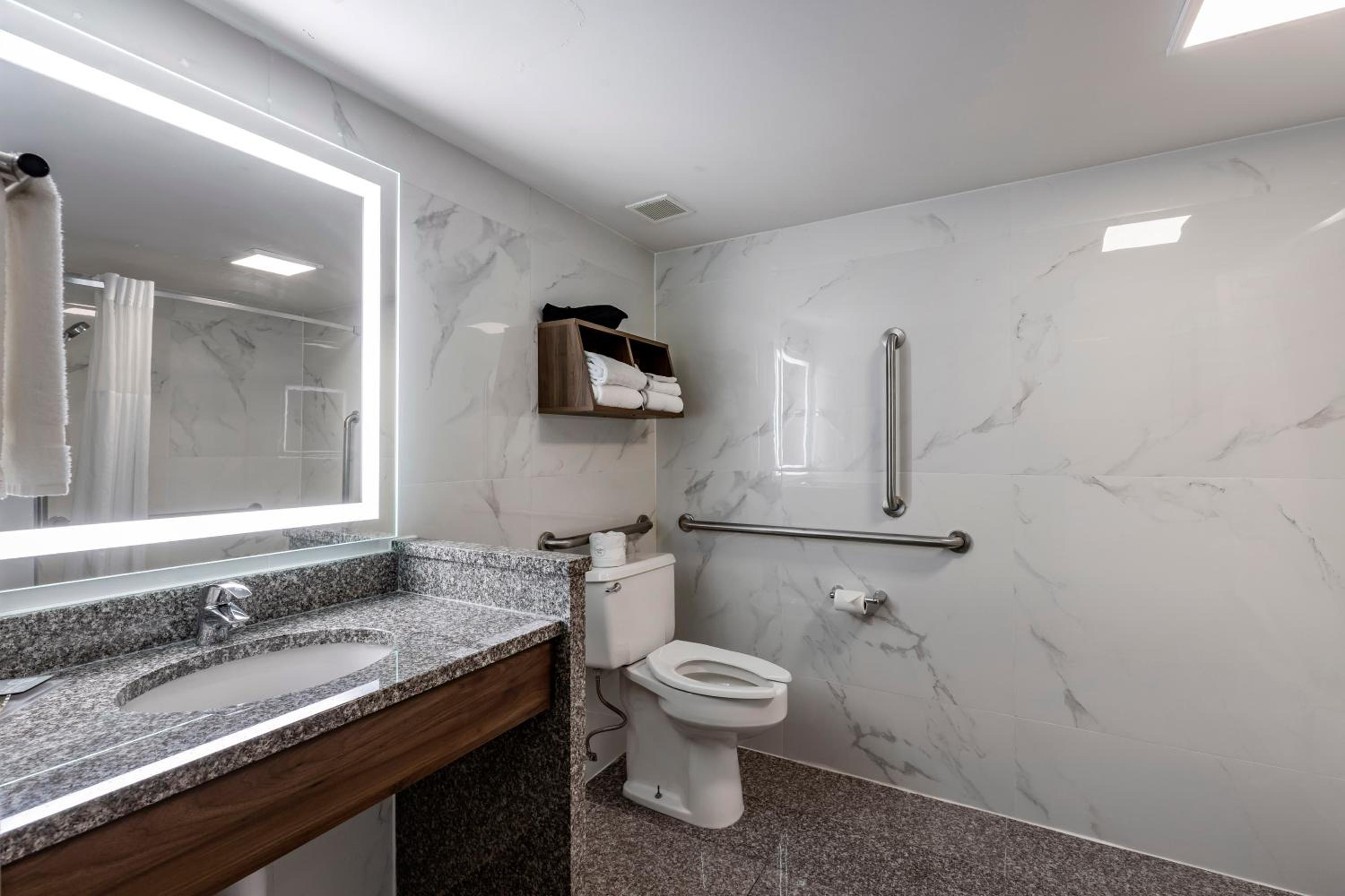 King Room with Bath Tub - Disability Access/Non-Smoking  - Photo 2
