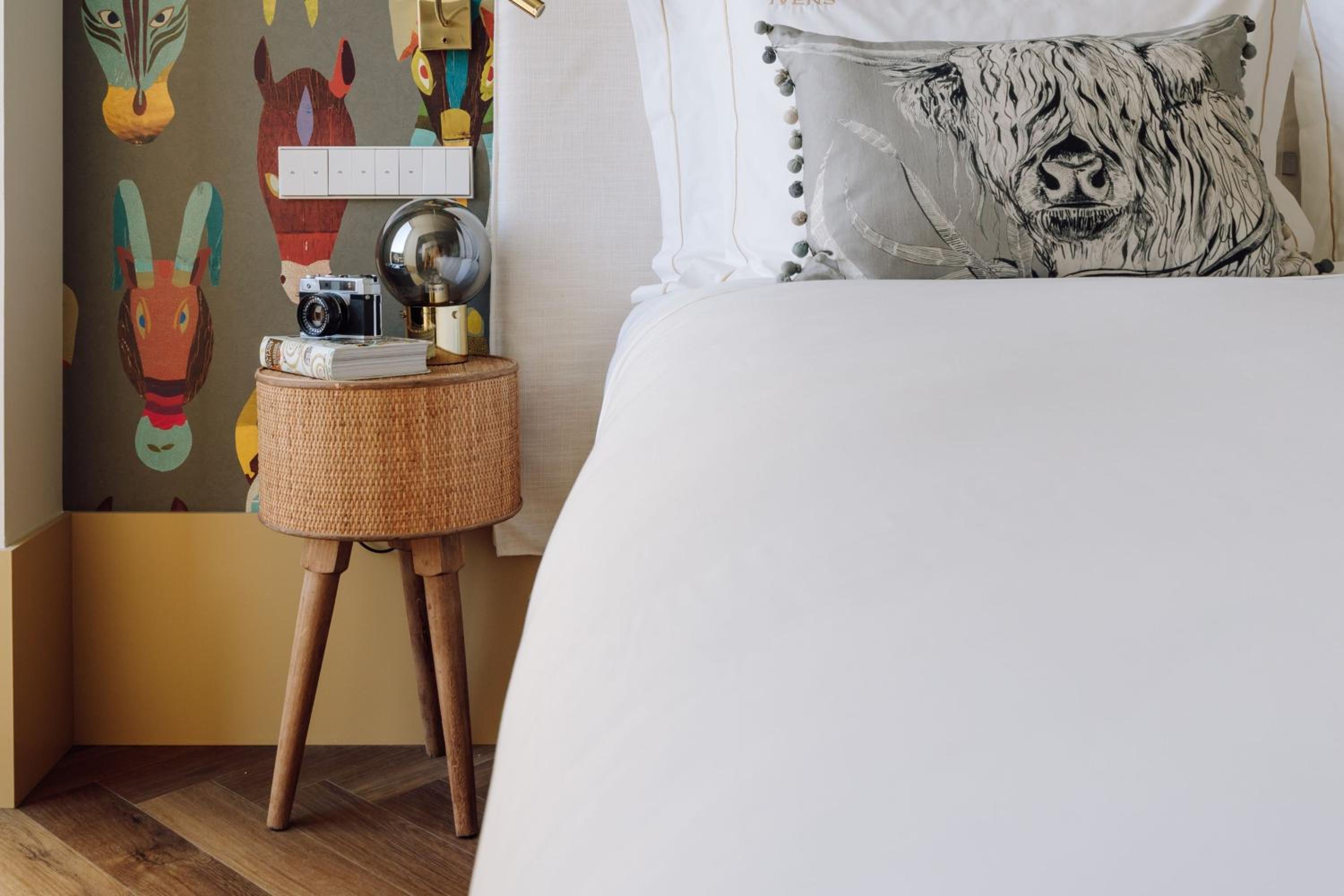 Superior Guest room with 1 King, Courtyard view thumbnail 6