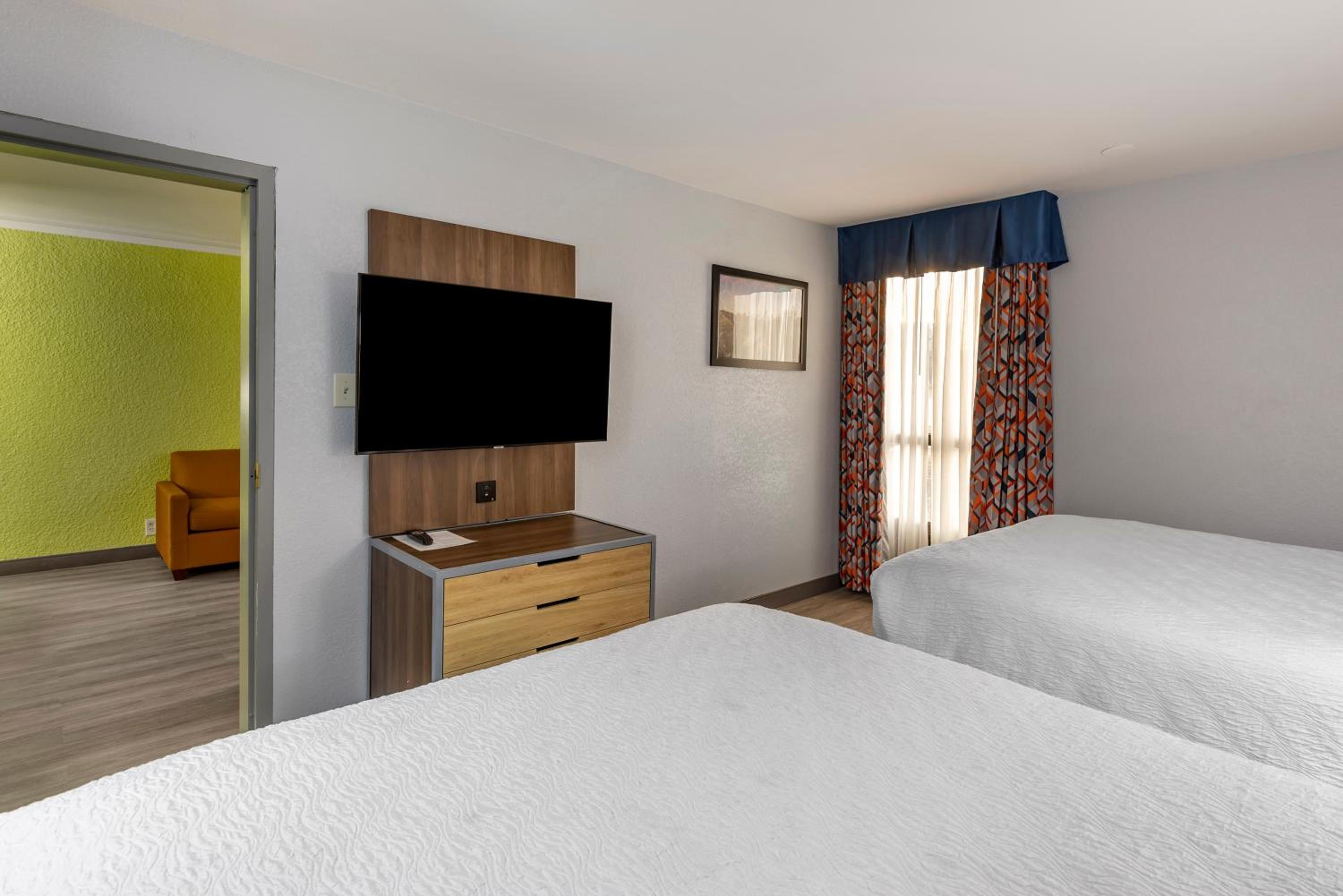 Queen Suite with Two Queen Beds - Non-Smoking - Photo 2