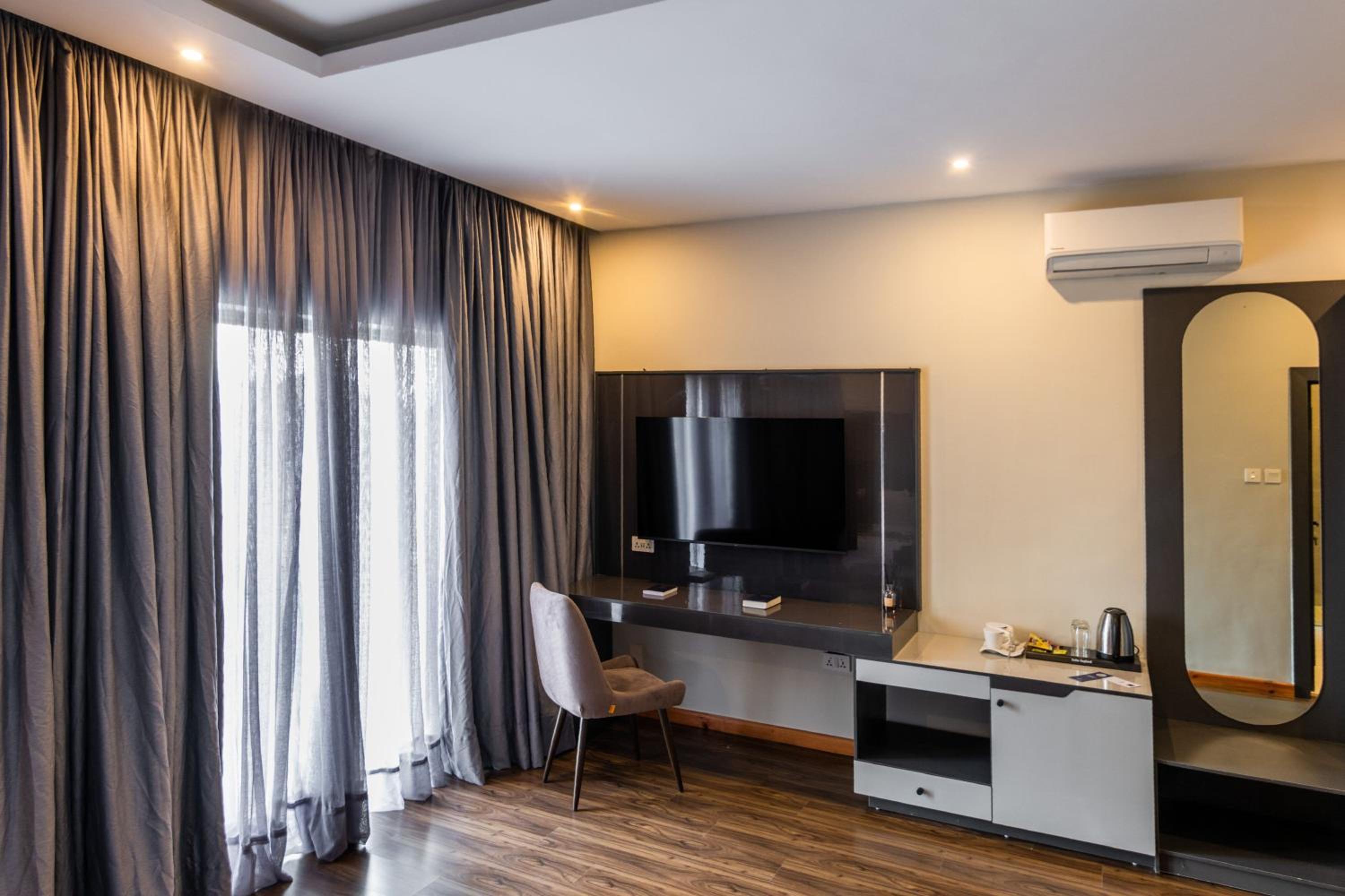 Grand Deluxe King Room with City View photo 1