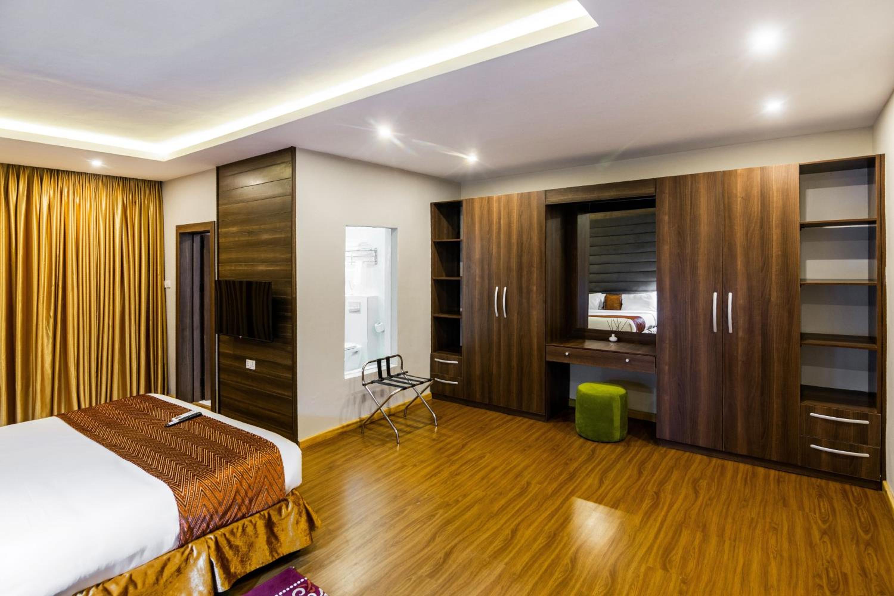 One-Bedroom Apartment with King Bed and City View photo 1