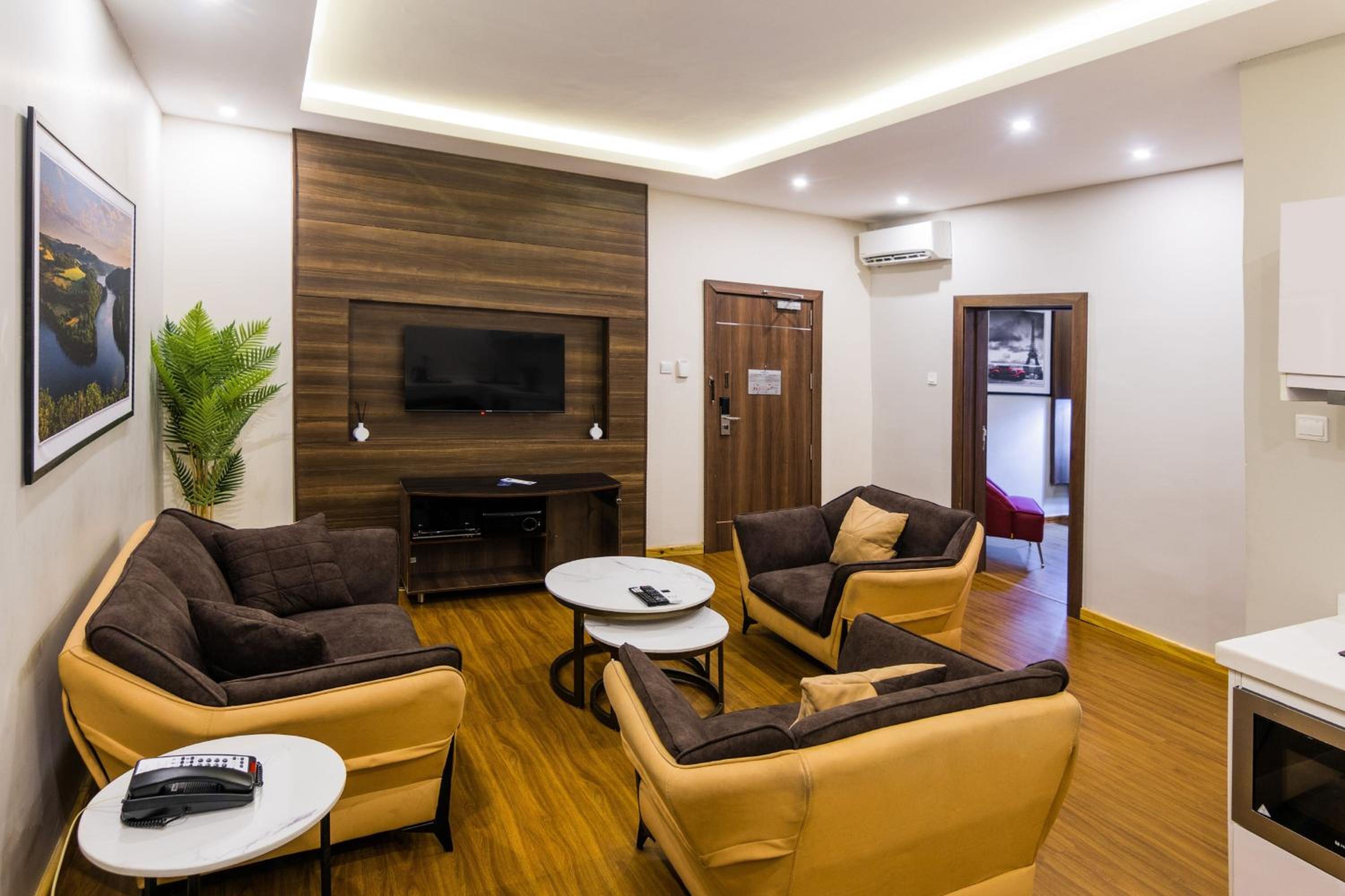 One-Bedroom Apartment with King Bed and City View photo 2