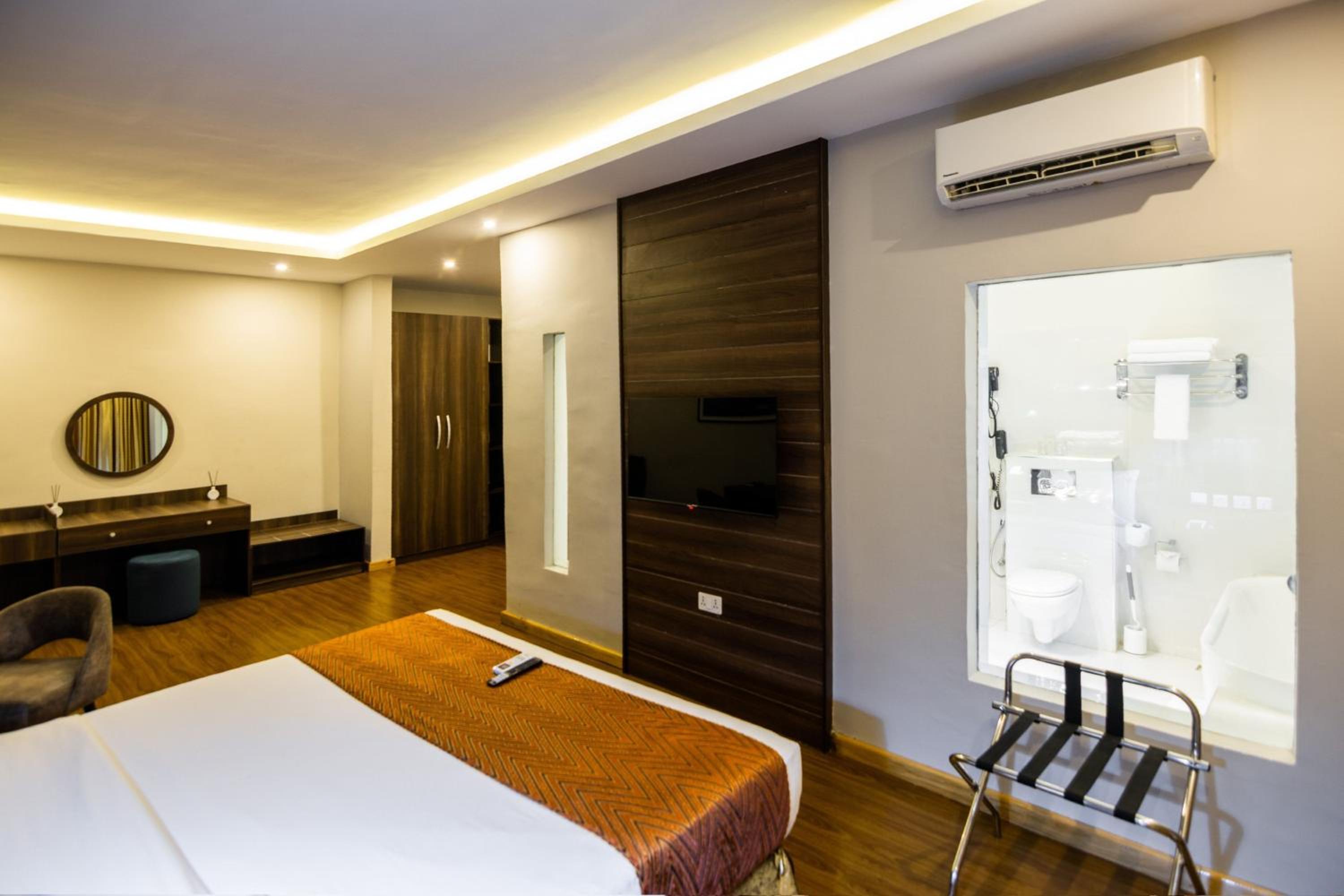 One-Bedroom Executive Suite with City View photo 1