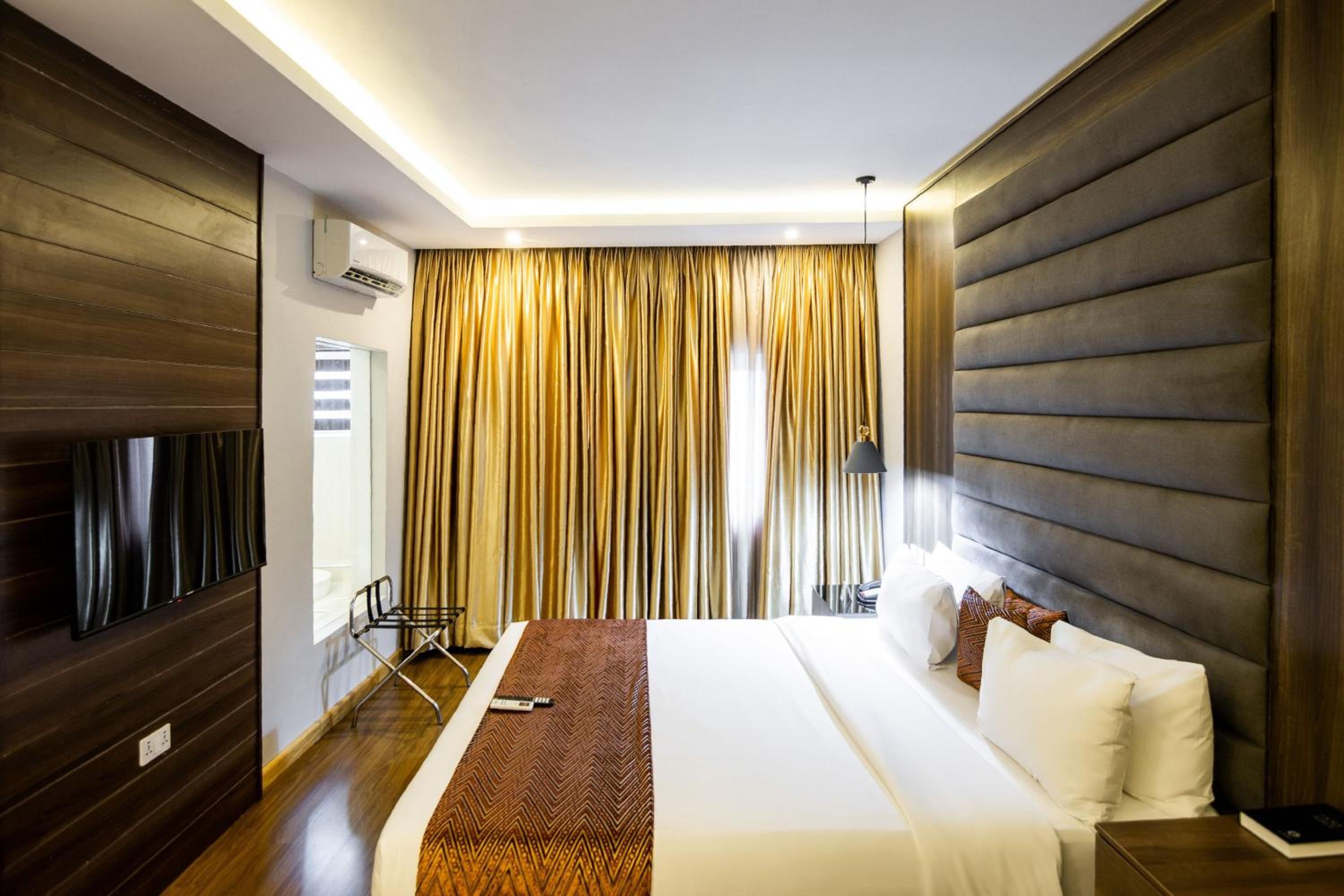 One-Bedroom Executive Suite with City View photo 3