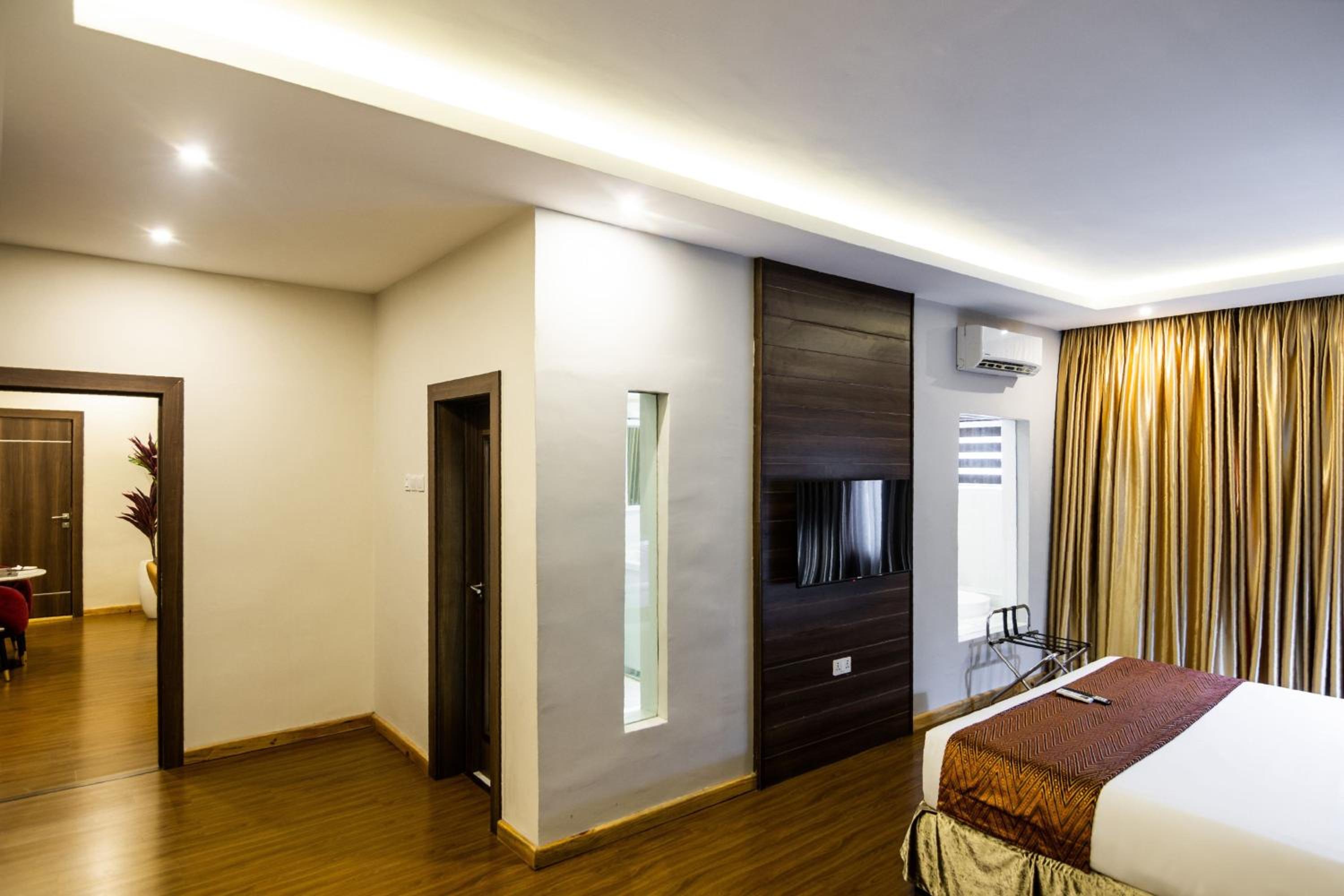 One-Bedroom Executive Suite with City View photo 2