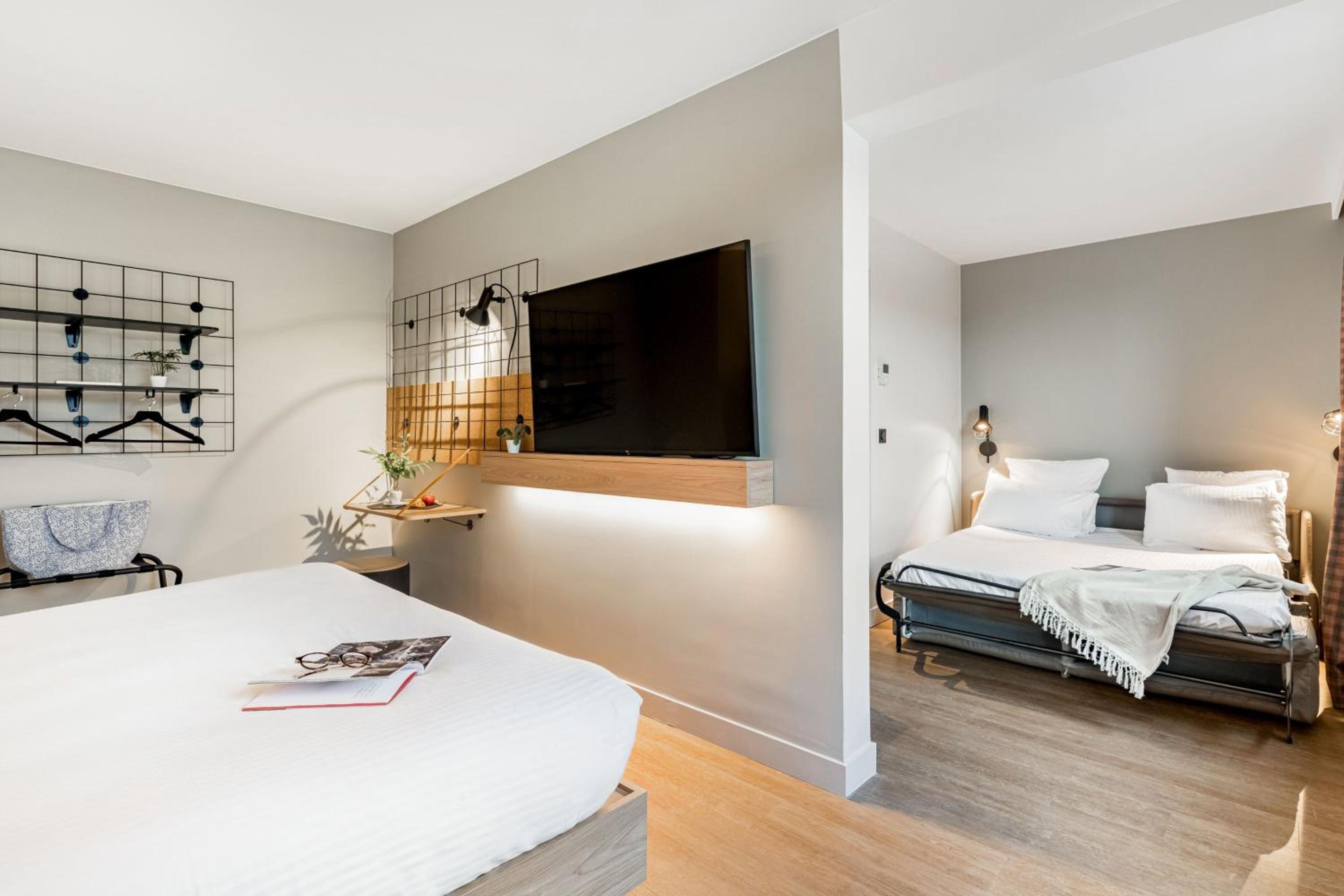 Family Queen Room with Sofa Bed and Balcony - Photo 1
