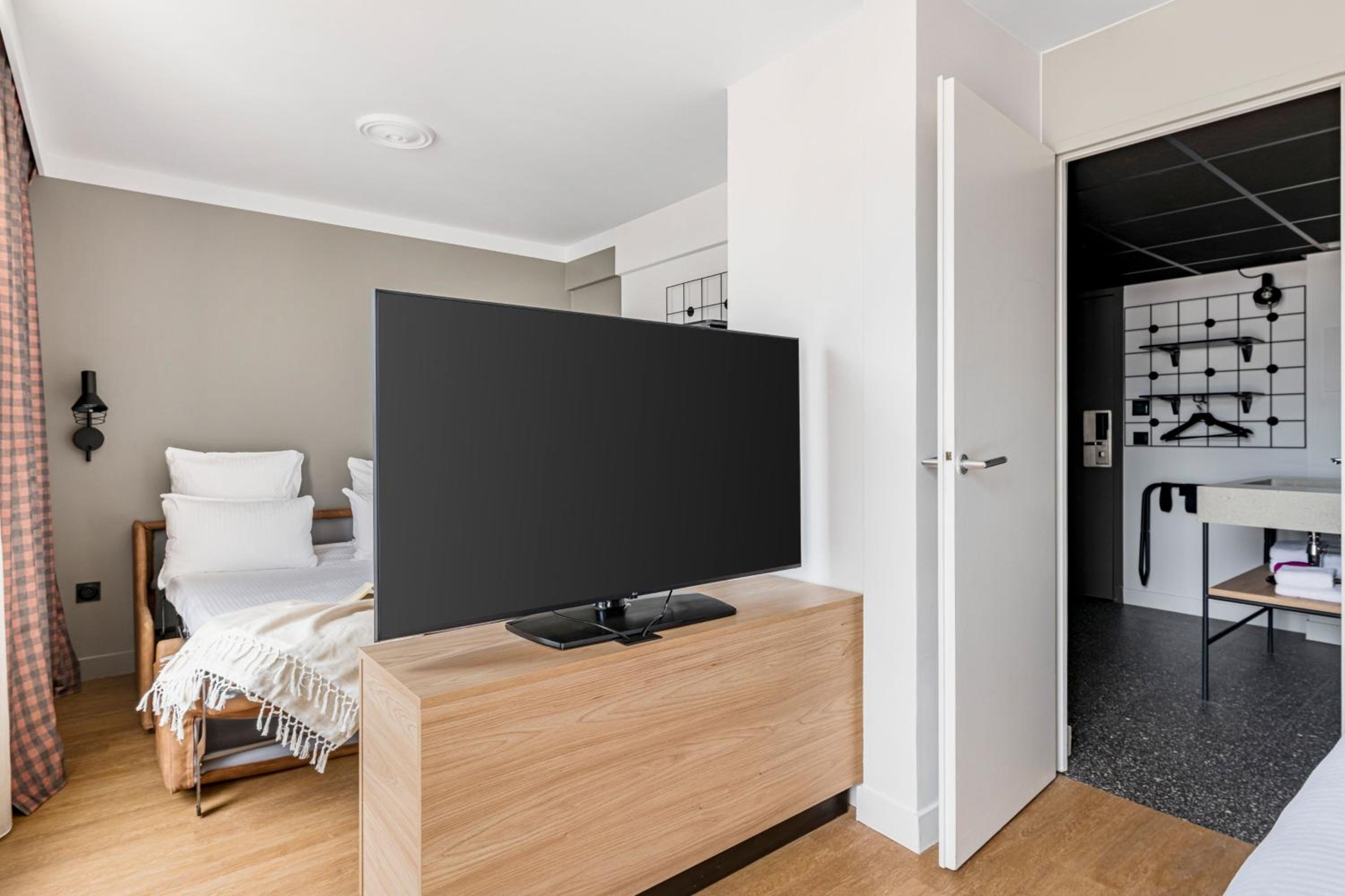 Family Queen Room with Sofa Bed and Balcony - Photo 2