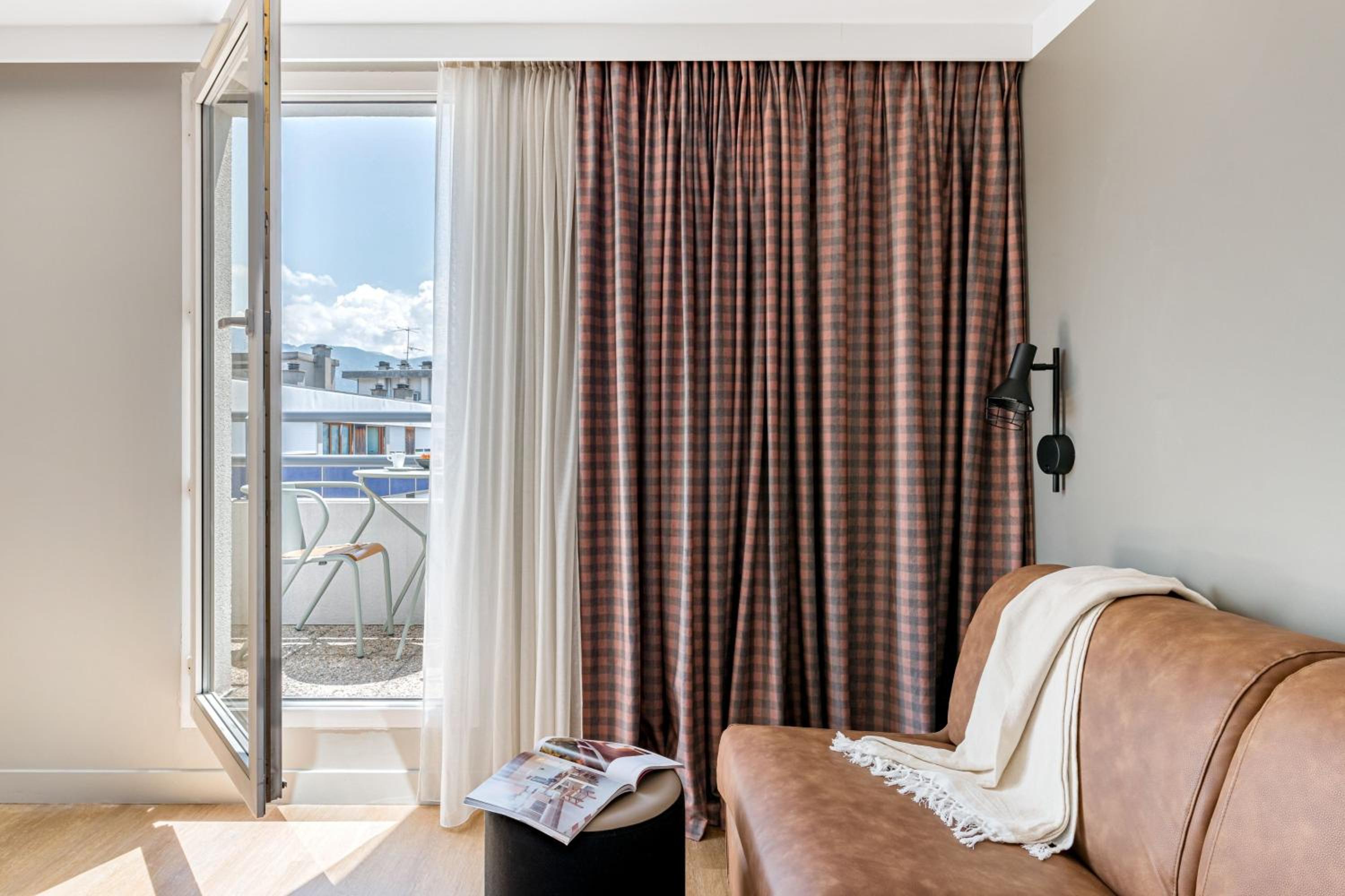Family Queen Room with Sofa Bed and Balcony - Photo 3