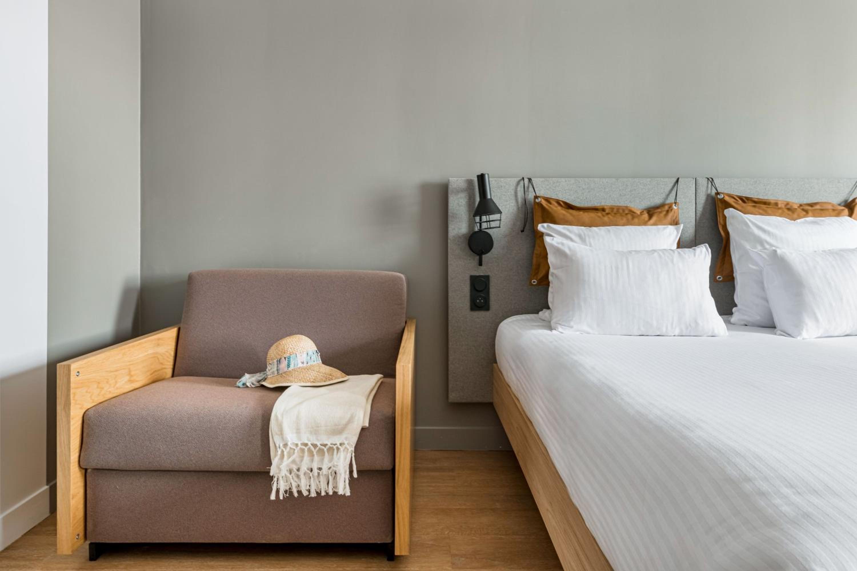 Triple Room with One Queen and Sofa Beds - Photo 4
