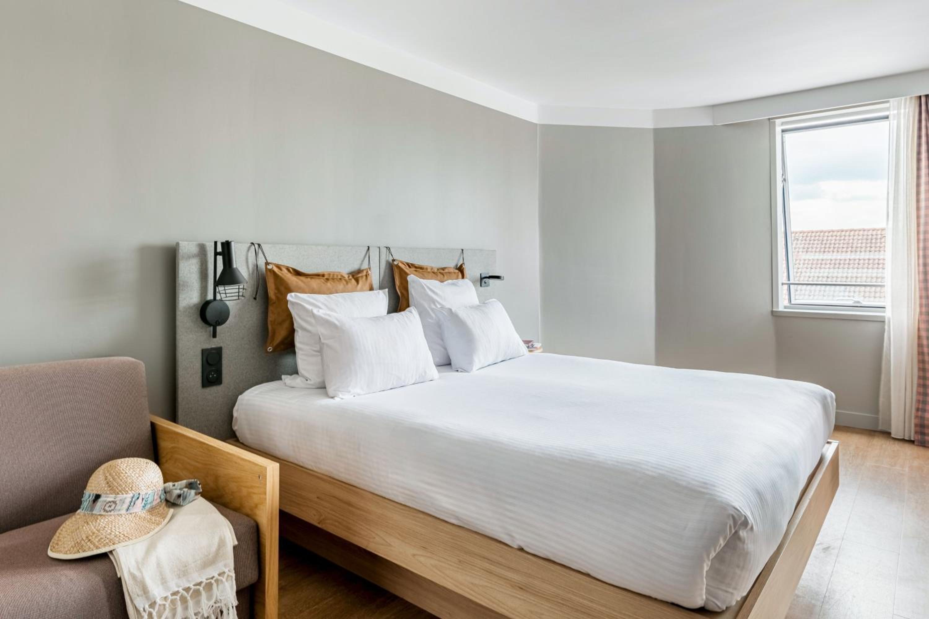 Triple Room with One Queen and Sofa Beds - Photo 2