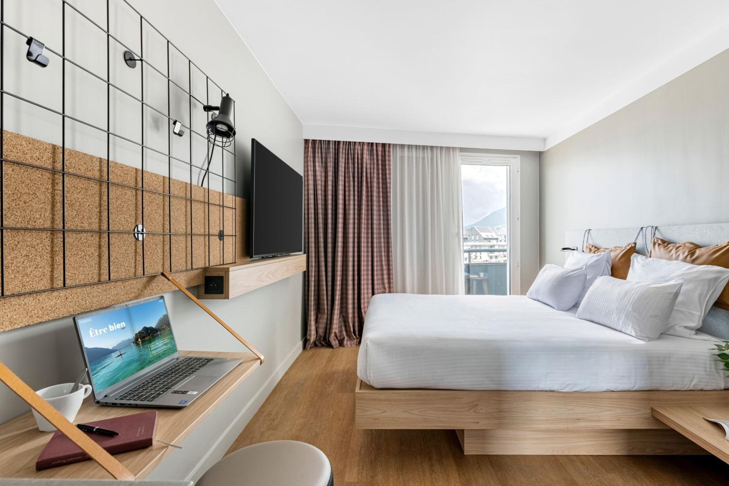Queen Room with Balcony - Photo 1