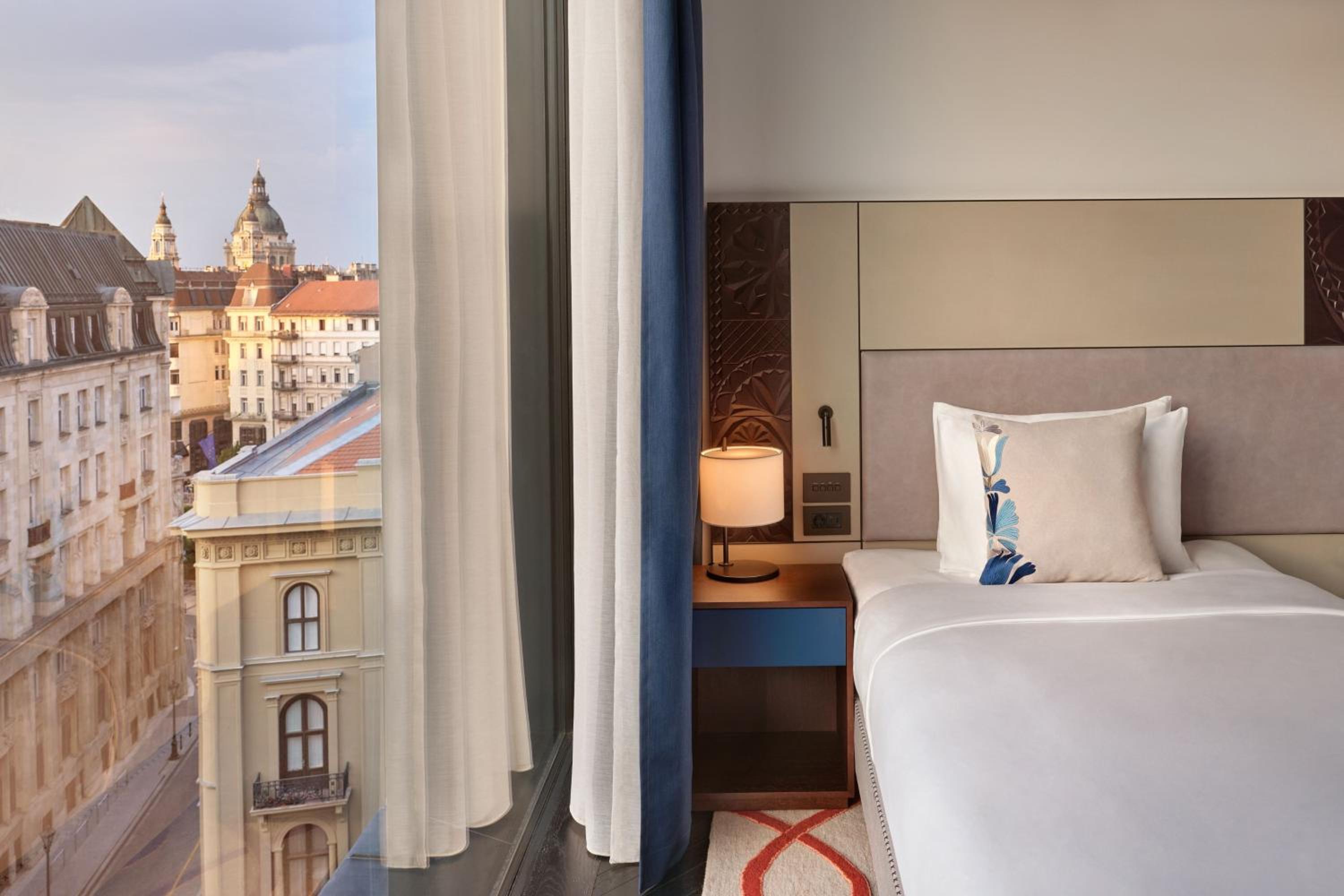 Contemporary Twin Room with Two Twin Beds and Street View - Photo 2