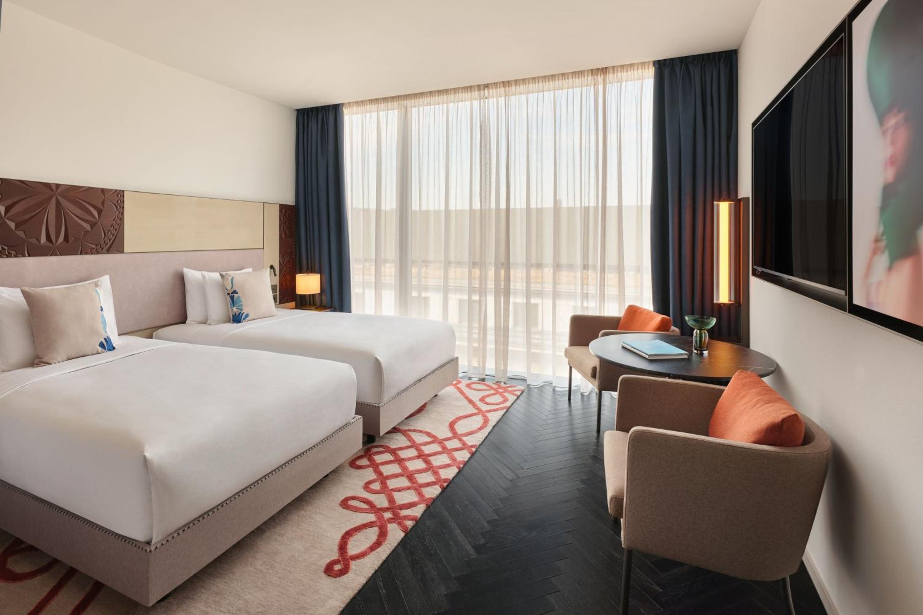 Contemporary Twin Room with Two Twin Beds and Street View - Photo 3