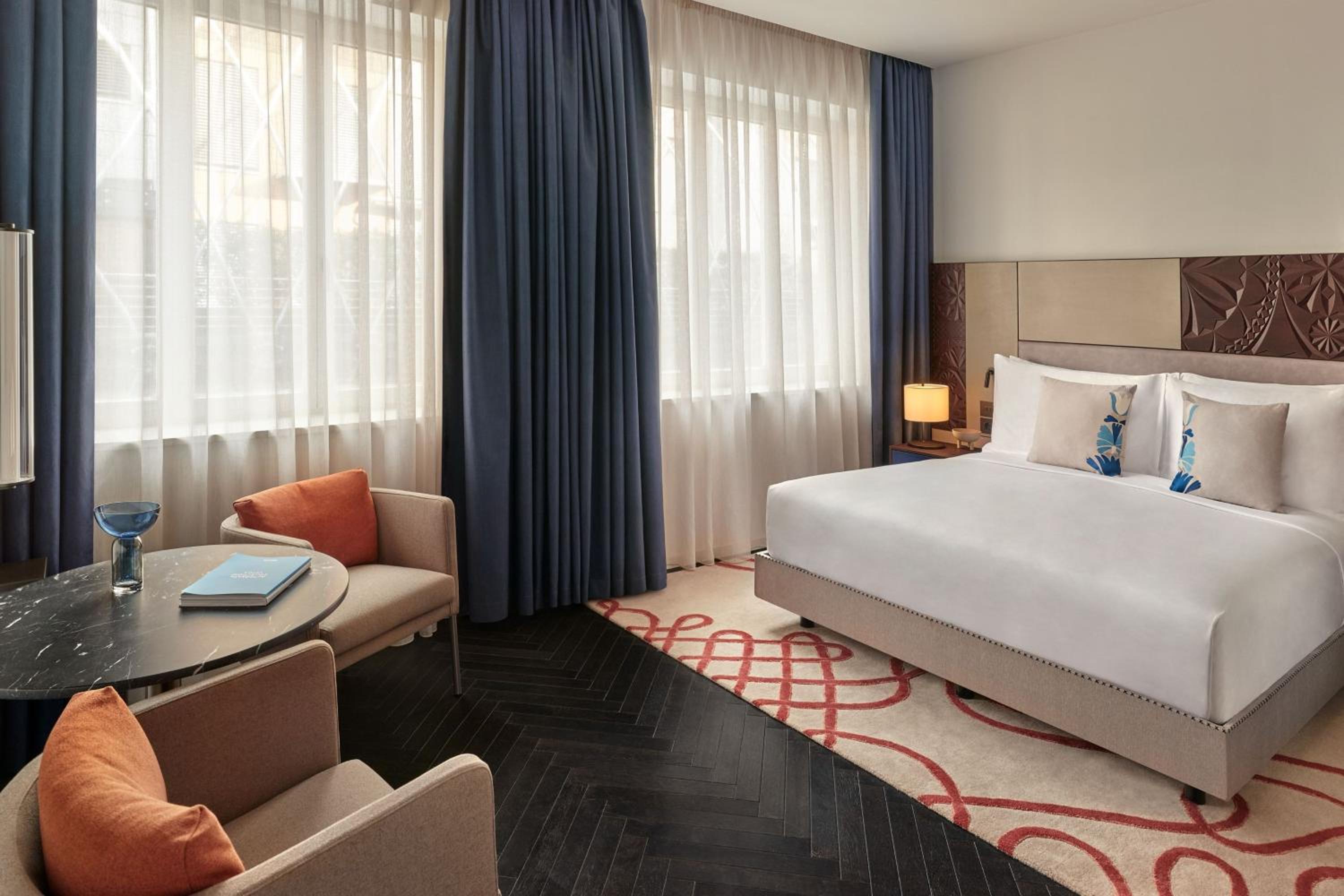 Superior Contemporary King Room with Street View - Photo 1