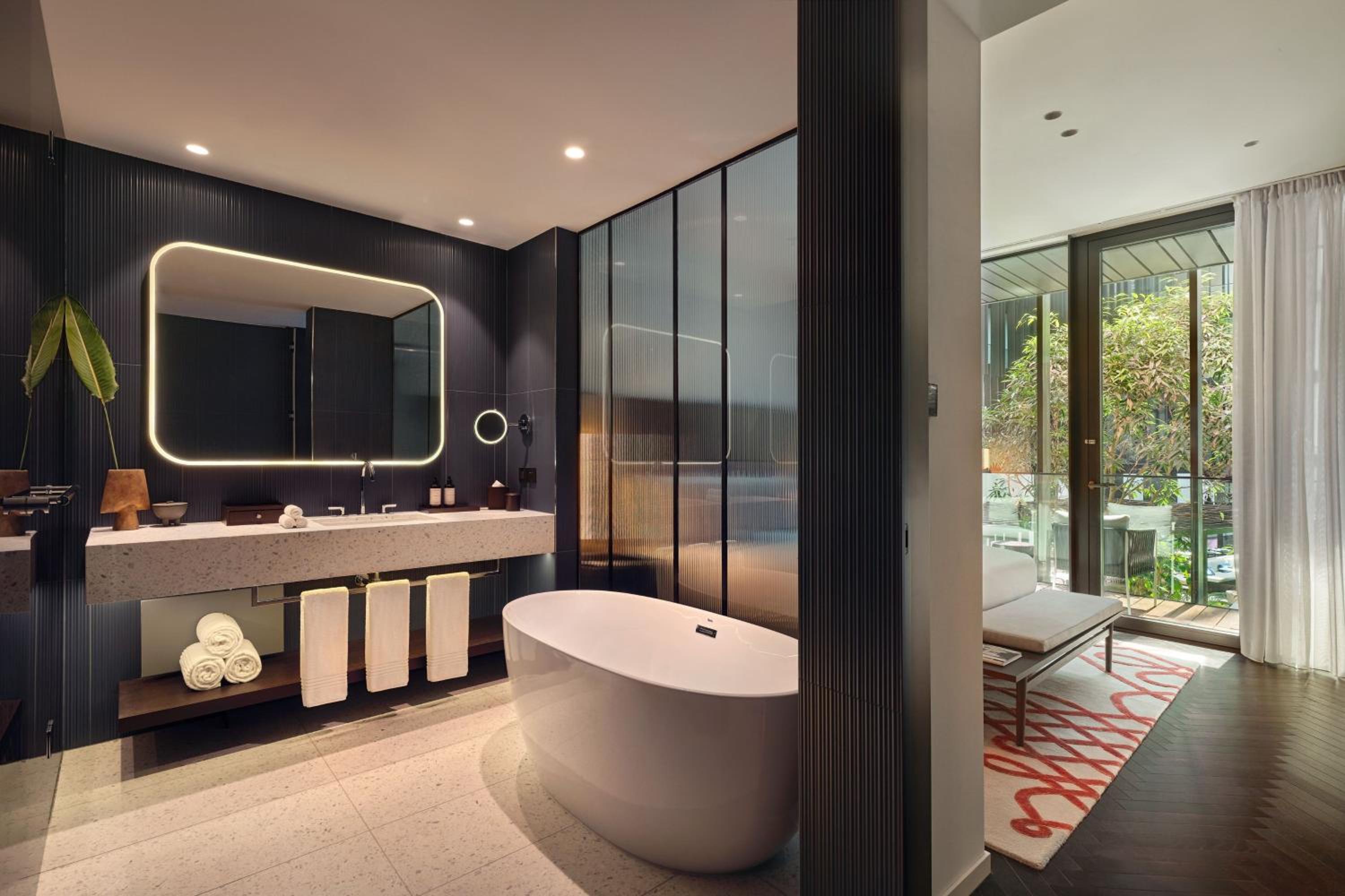 One-Bedroom Atrium King Suite with Balcony and Atrium View  - Photo 4