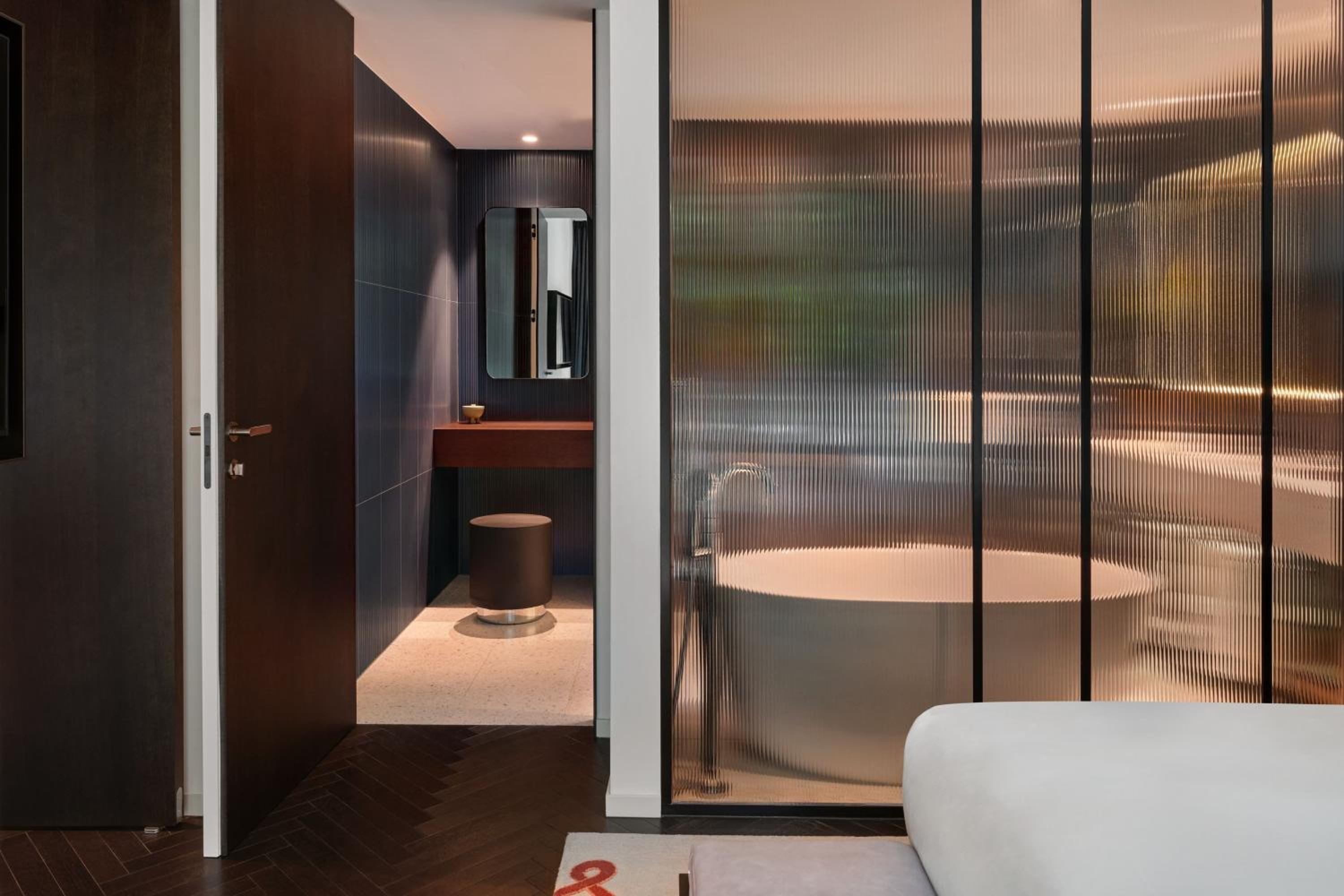 One-Bedroom Atrium King Suite with Balcony and Atrium View  - Photo 3