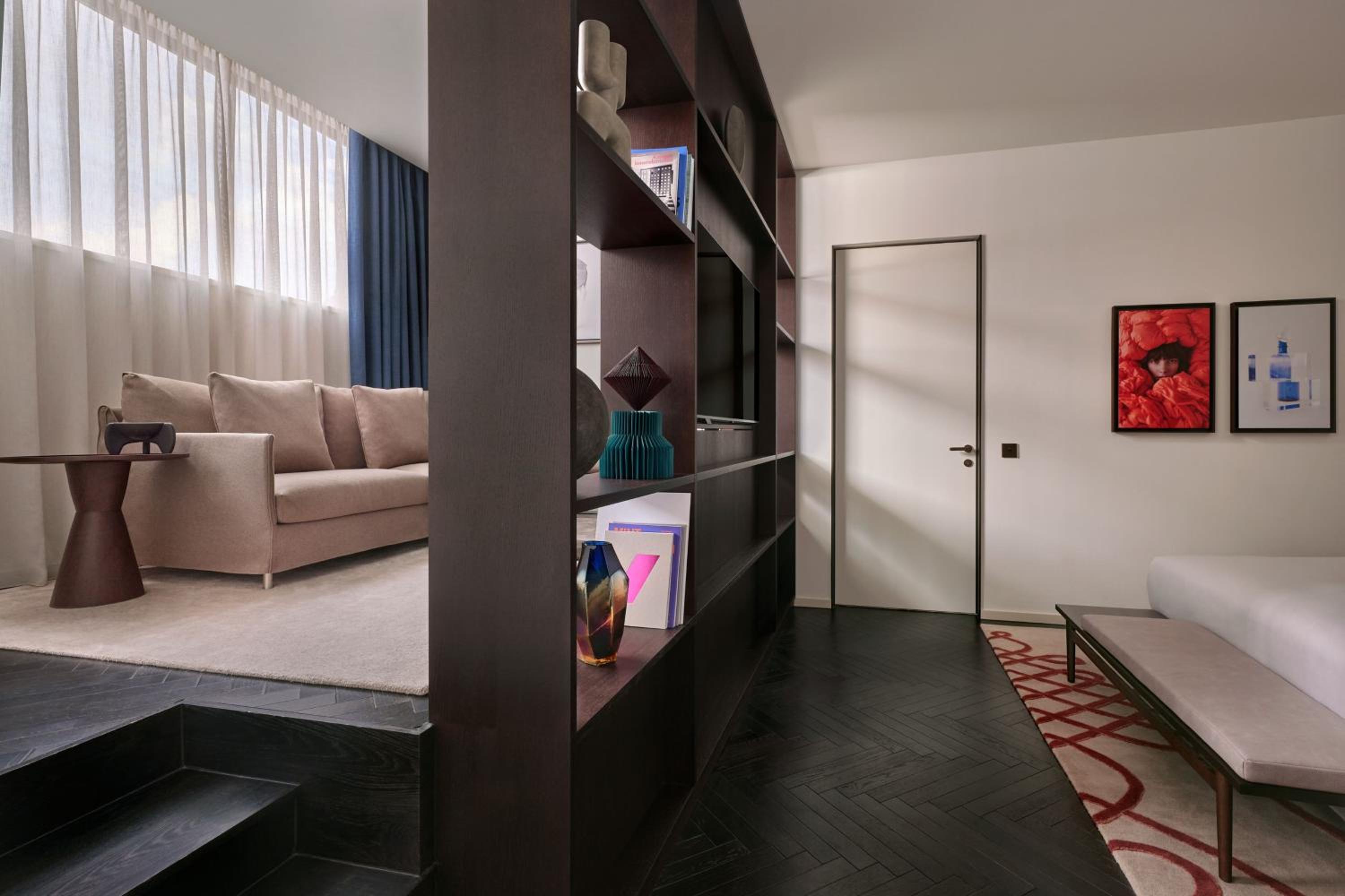 One-Bedroom Contemporary Junior King Suite  - Photo 2