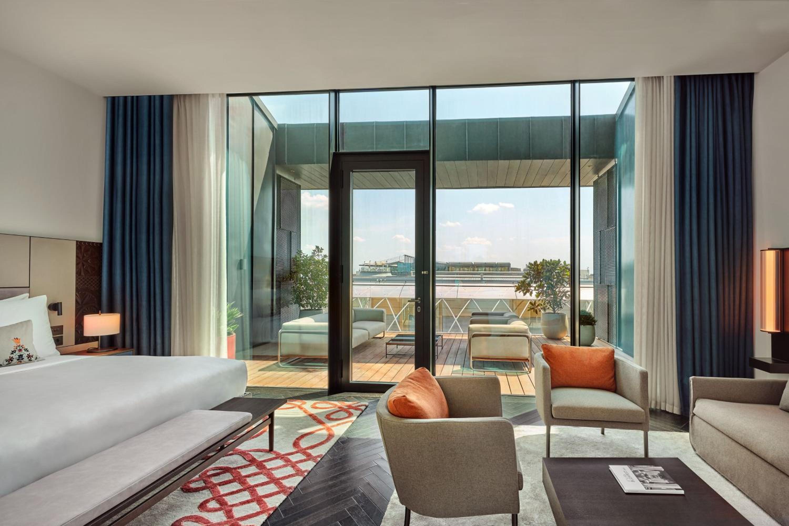 One-Bedroom Contemporary King Studio Suite  - Photo 6