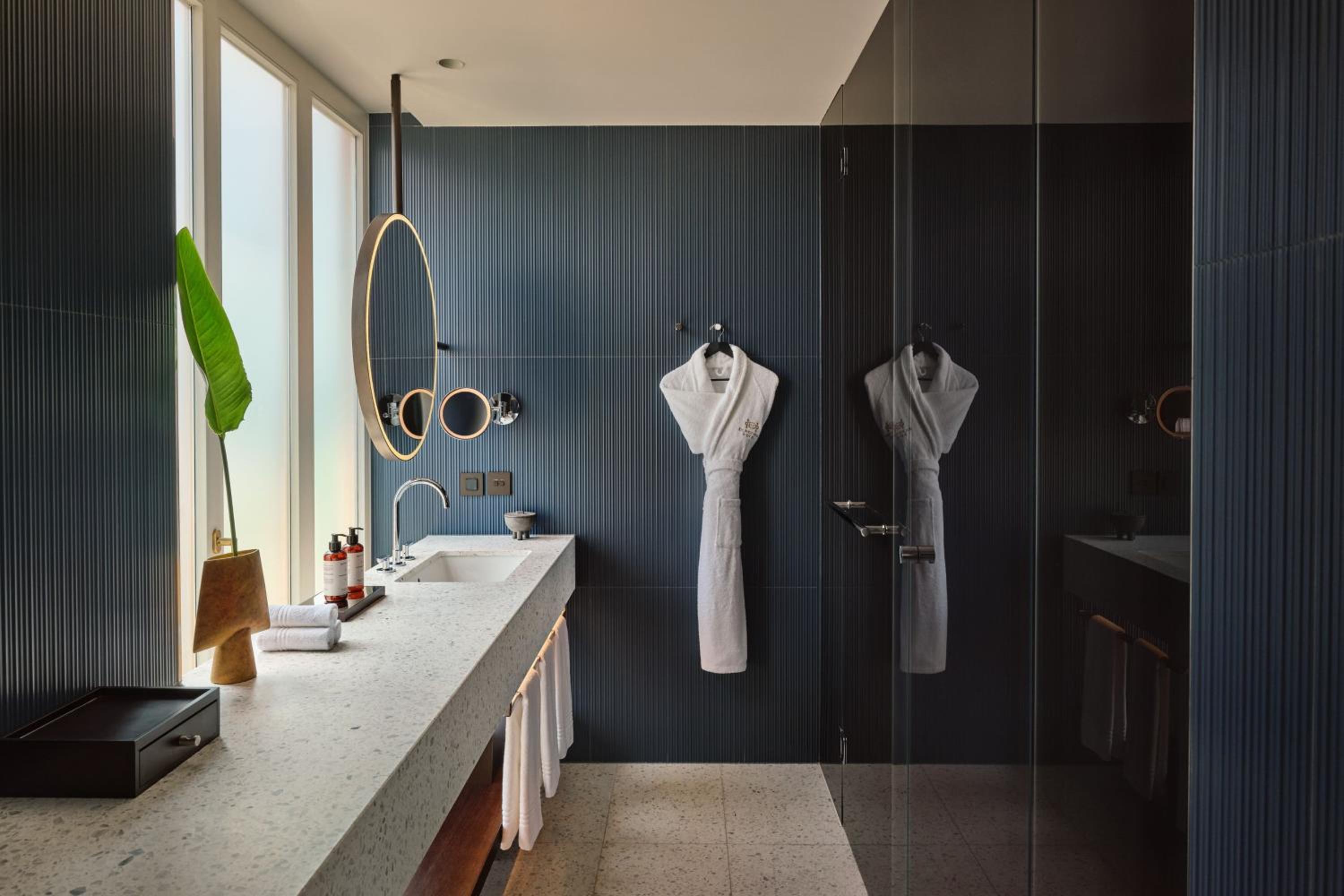 One-Bedroom Contemporary King Studio Suite  - Photo 7