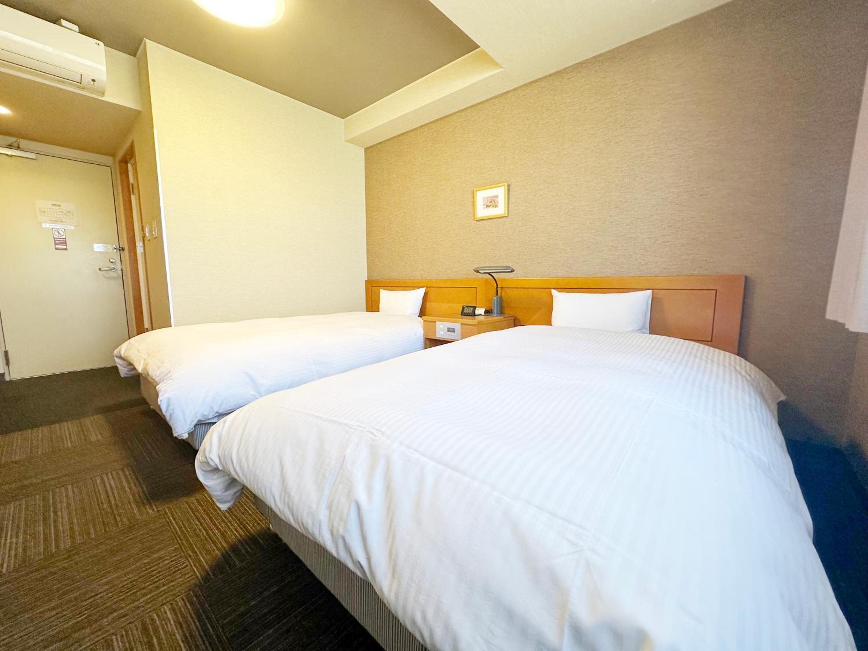 Twin Room - Smoking - Photo 11