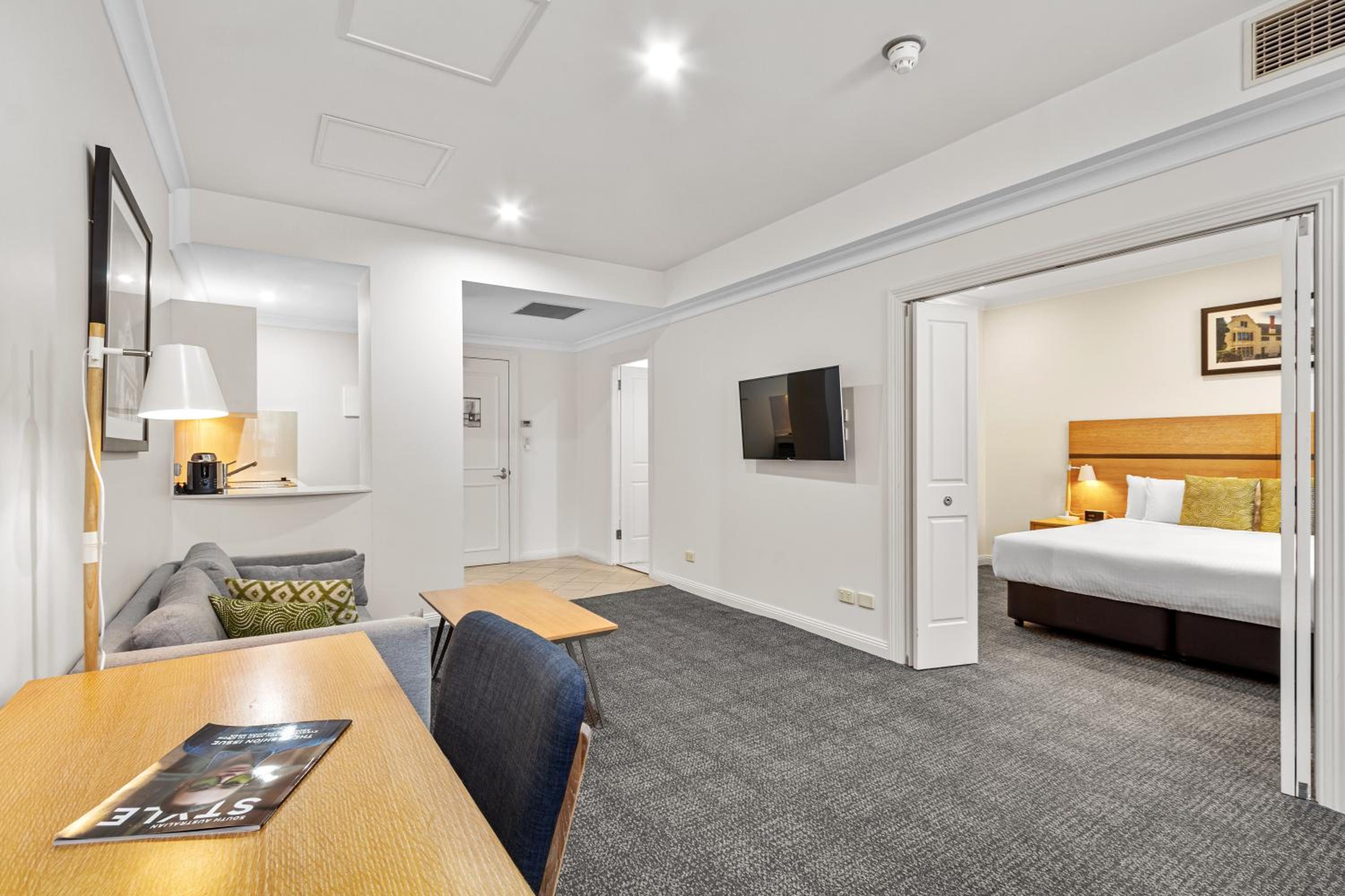 Deluxe One Bedroom Apartment - Photo 4