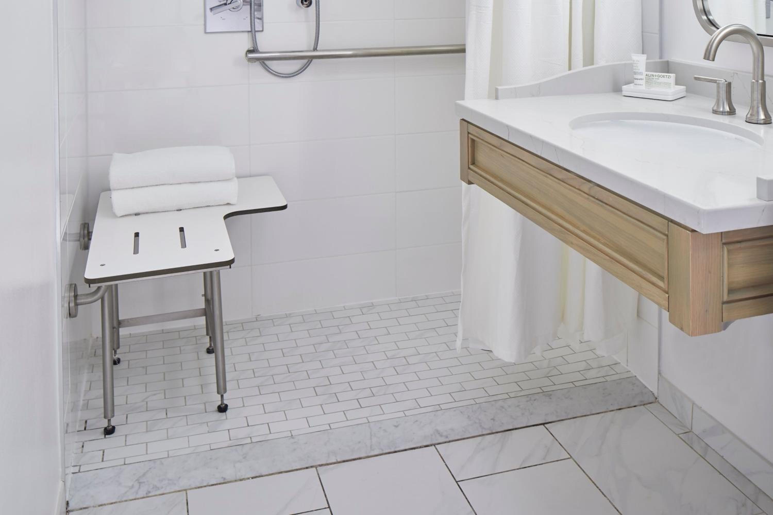 King Room - Hearing Accessible - Photo 4