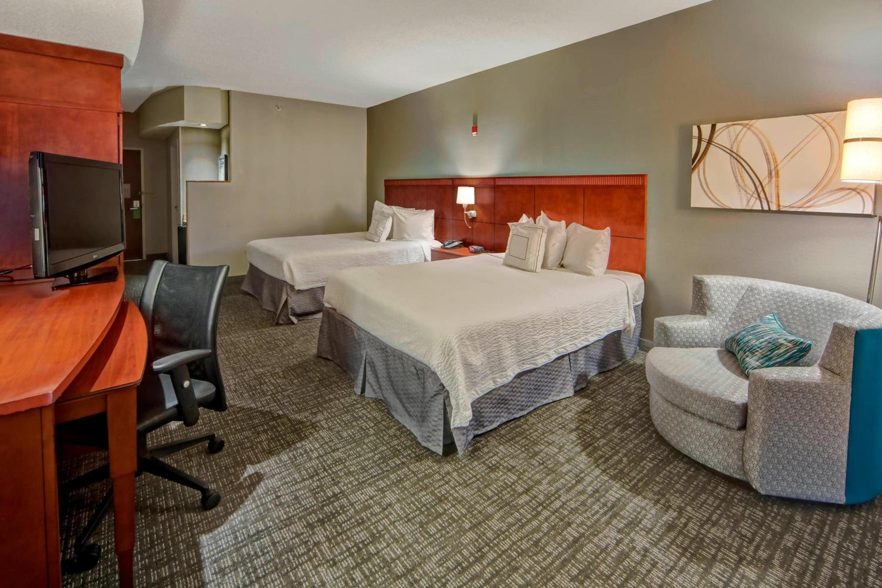 Queen Room with Two Queen Beds - Photo 2