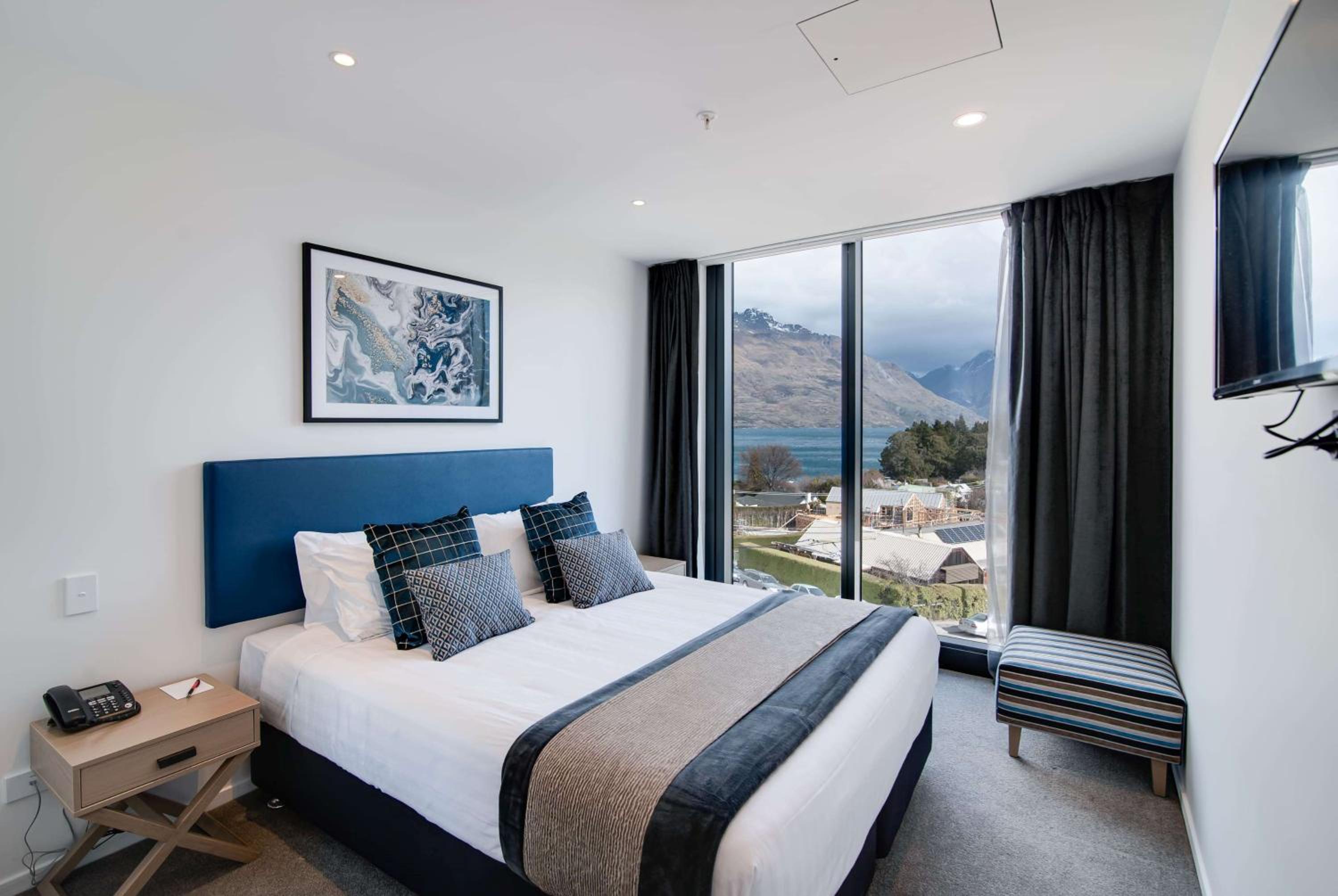 Hotel Room - Lake View - Photo 10