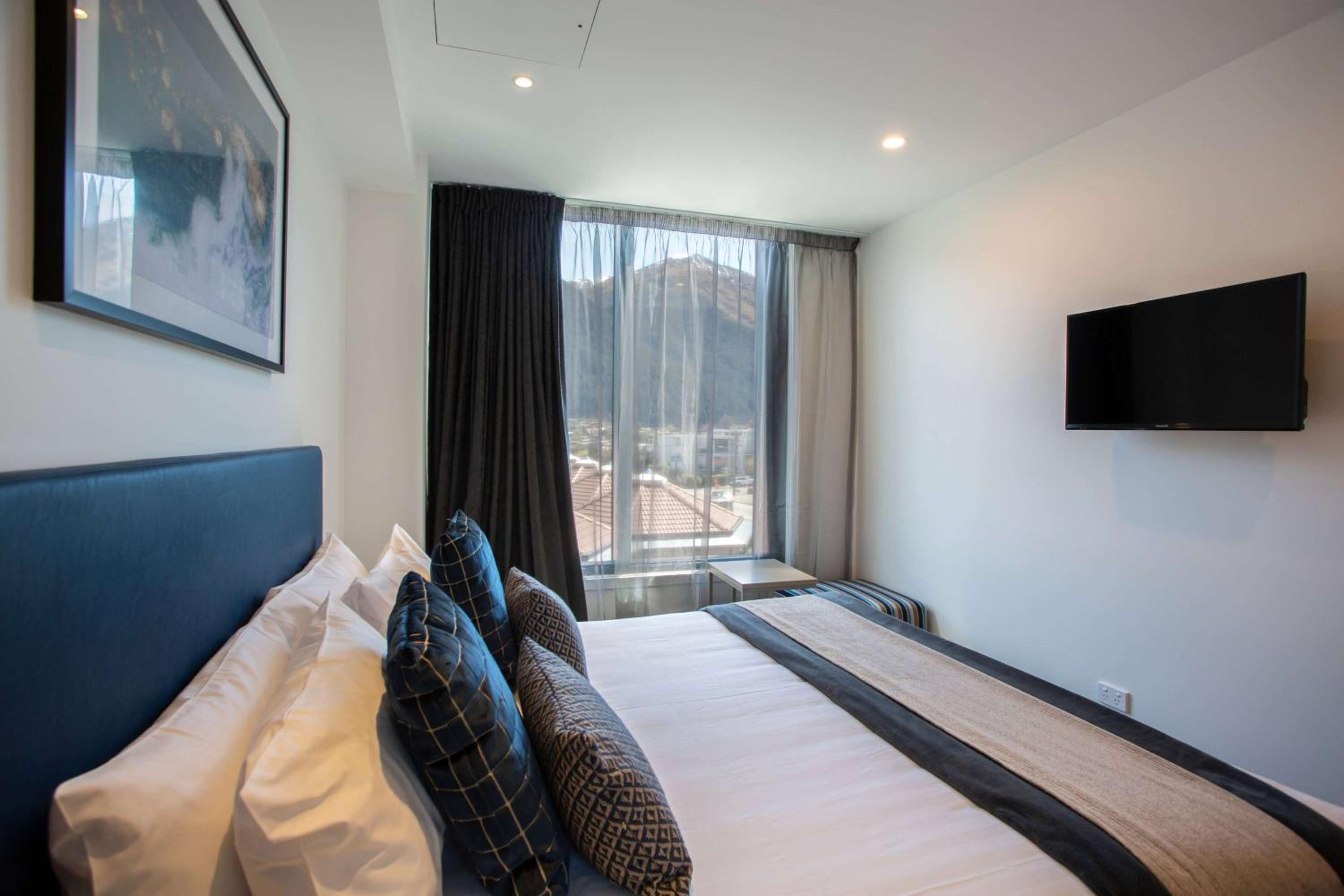 Hotel Room - Photo 3