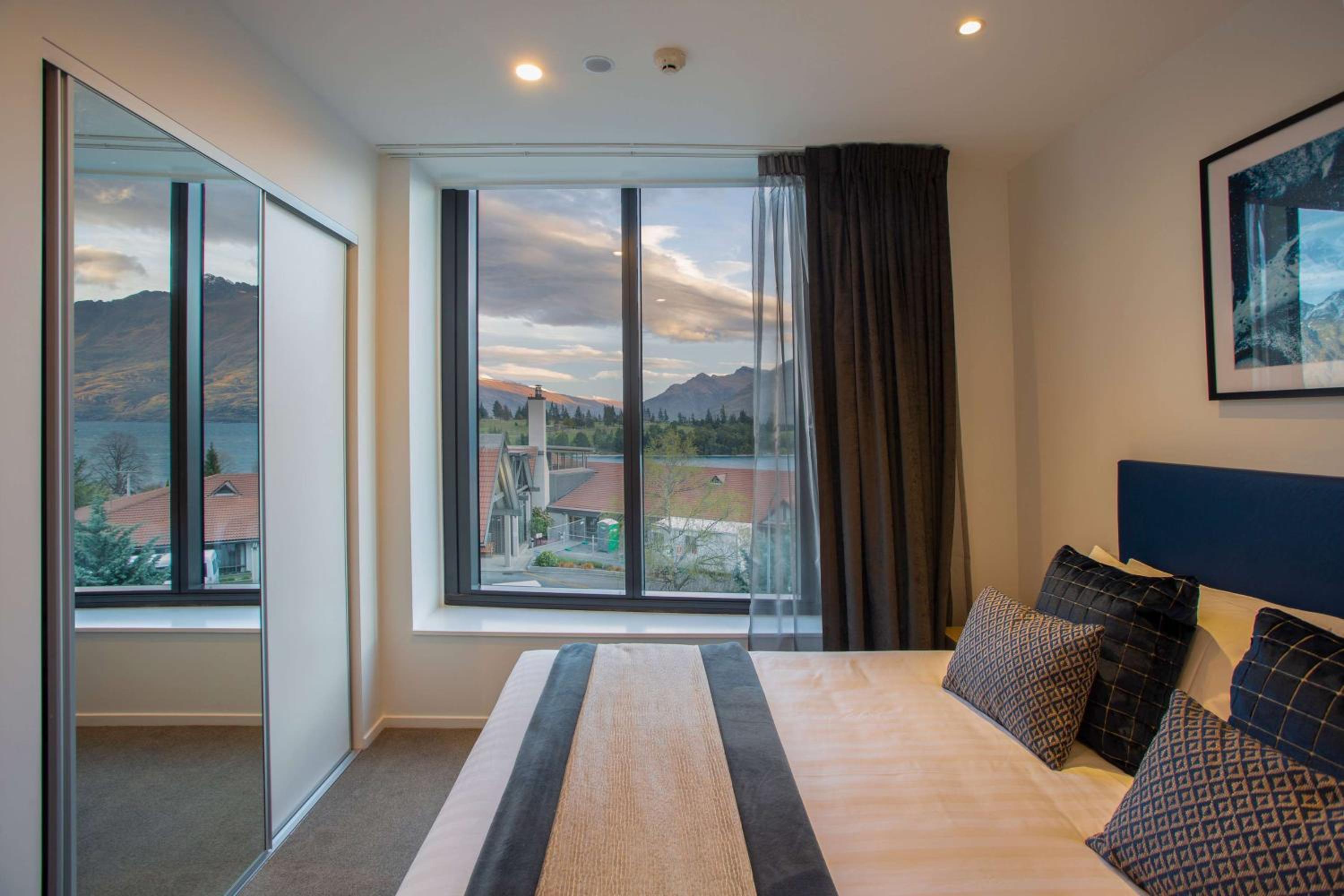 Hotel Room - Lake View - Photo 11